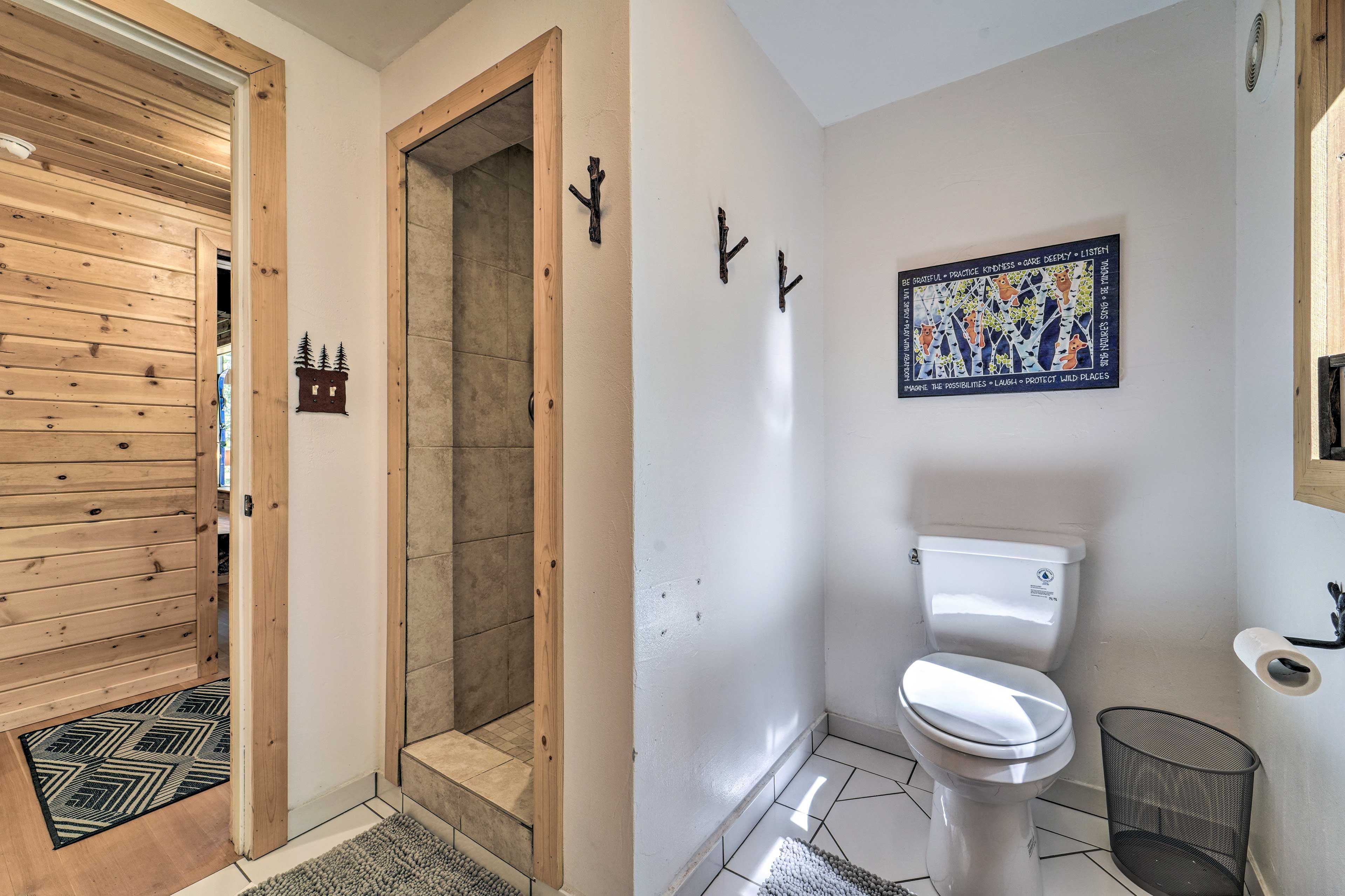 Full Bathroom | 1st Floor | Towels Provided