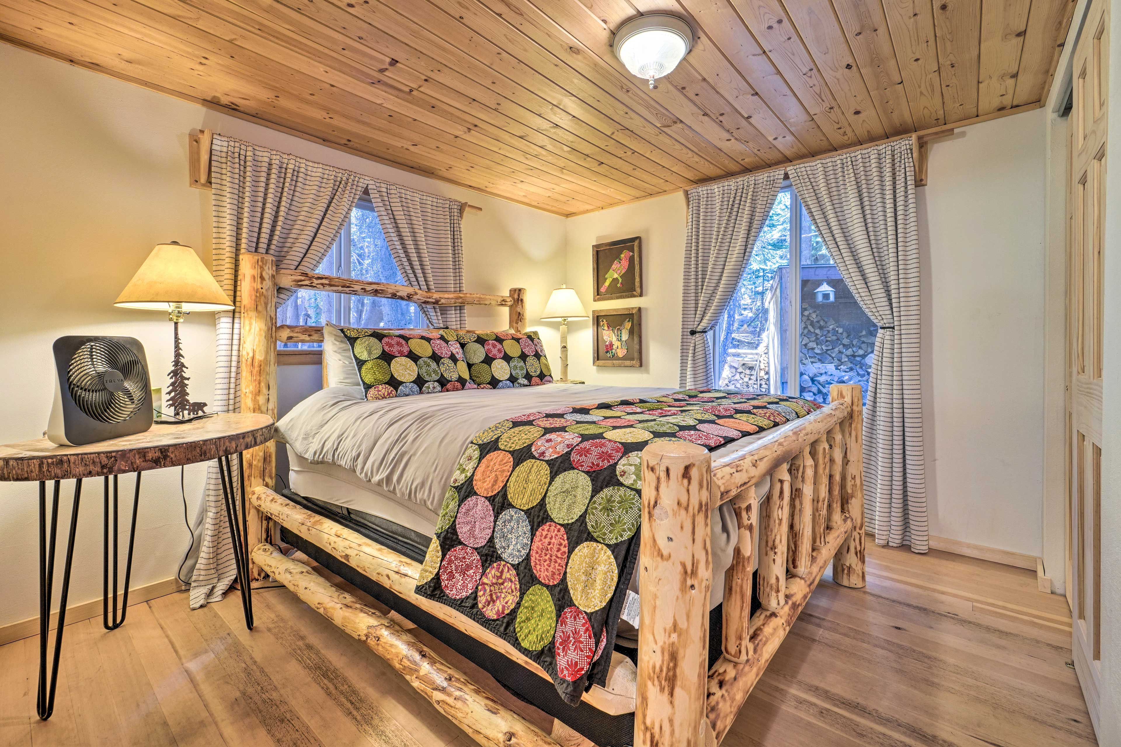 Bedroom 1 | Queen Bed | 1st Floor