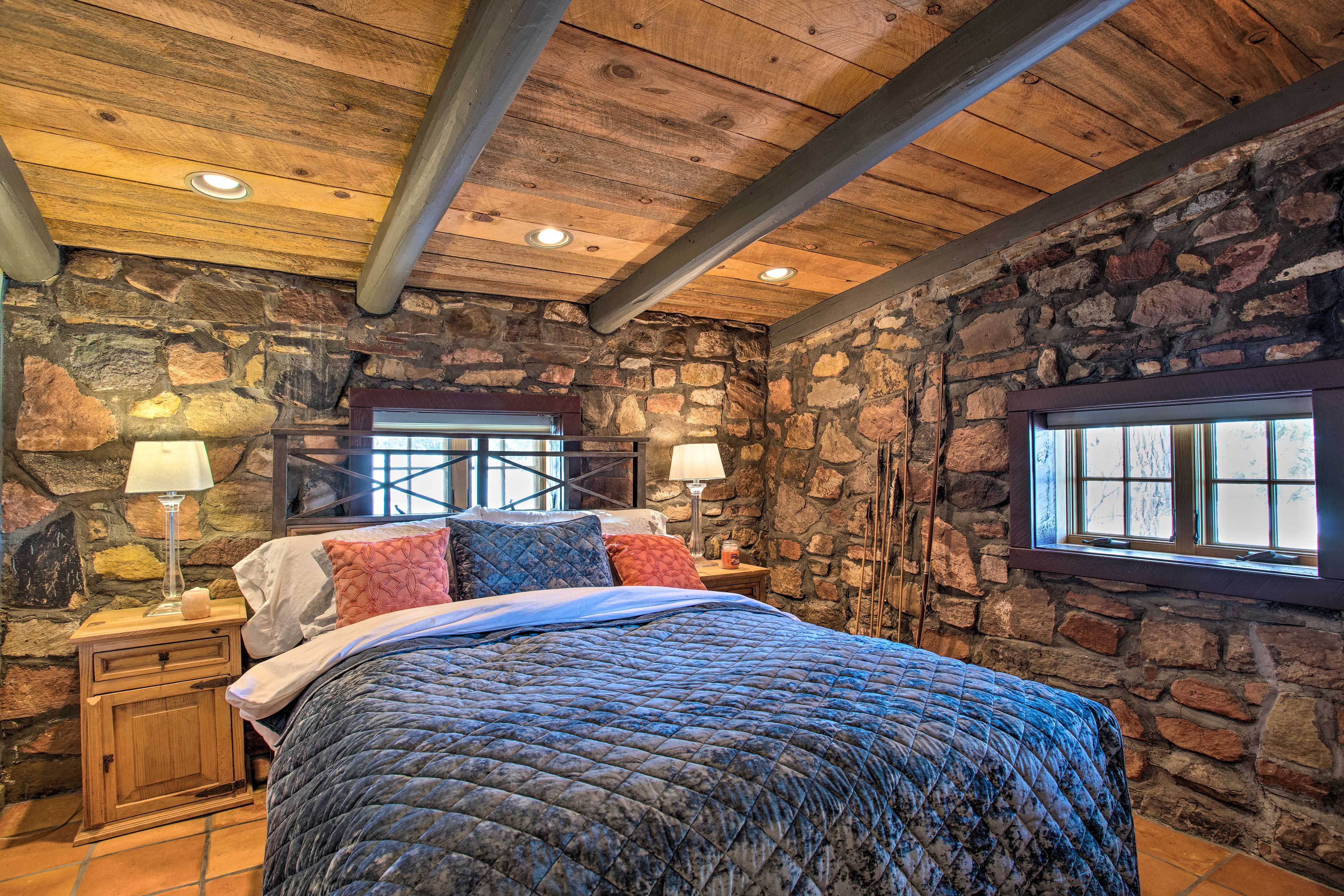 Bedroom 1 | Queen Bed | 1st Floor