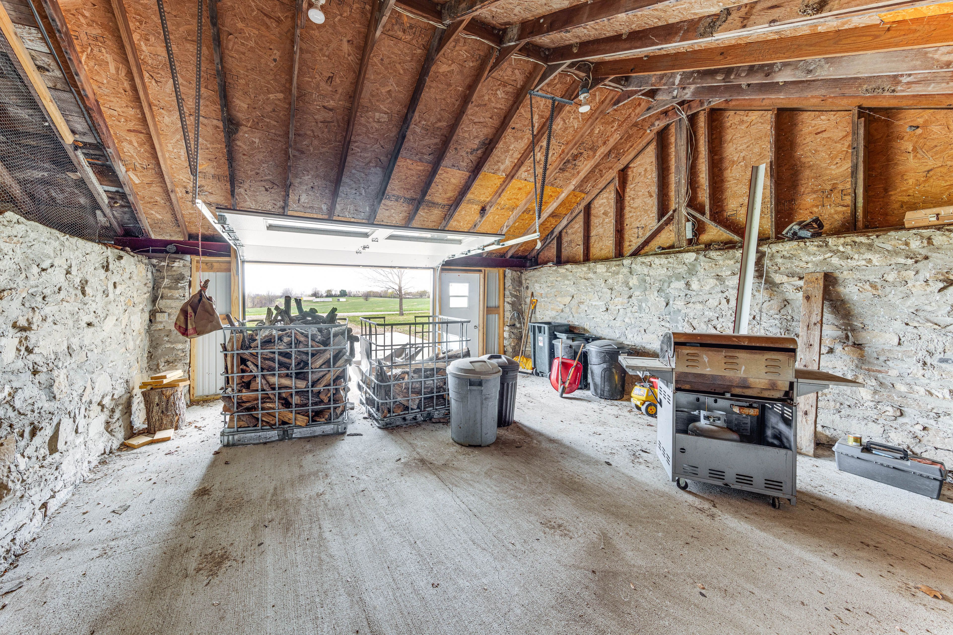 Garage | Grill | Wood Provided