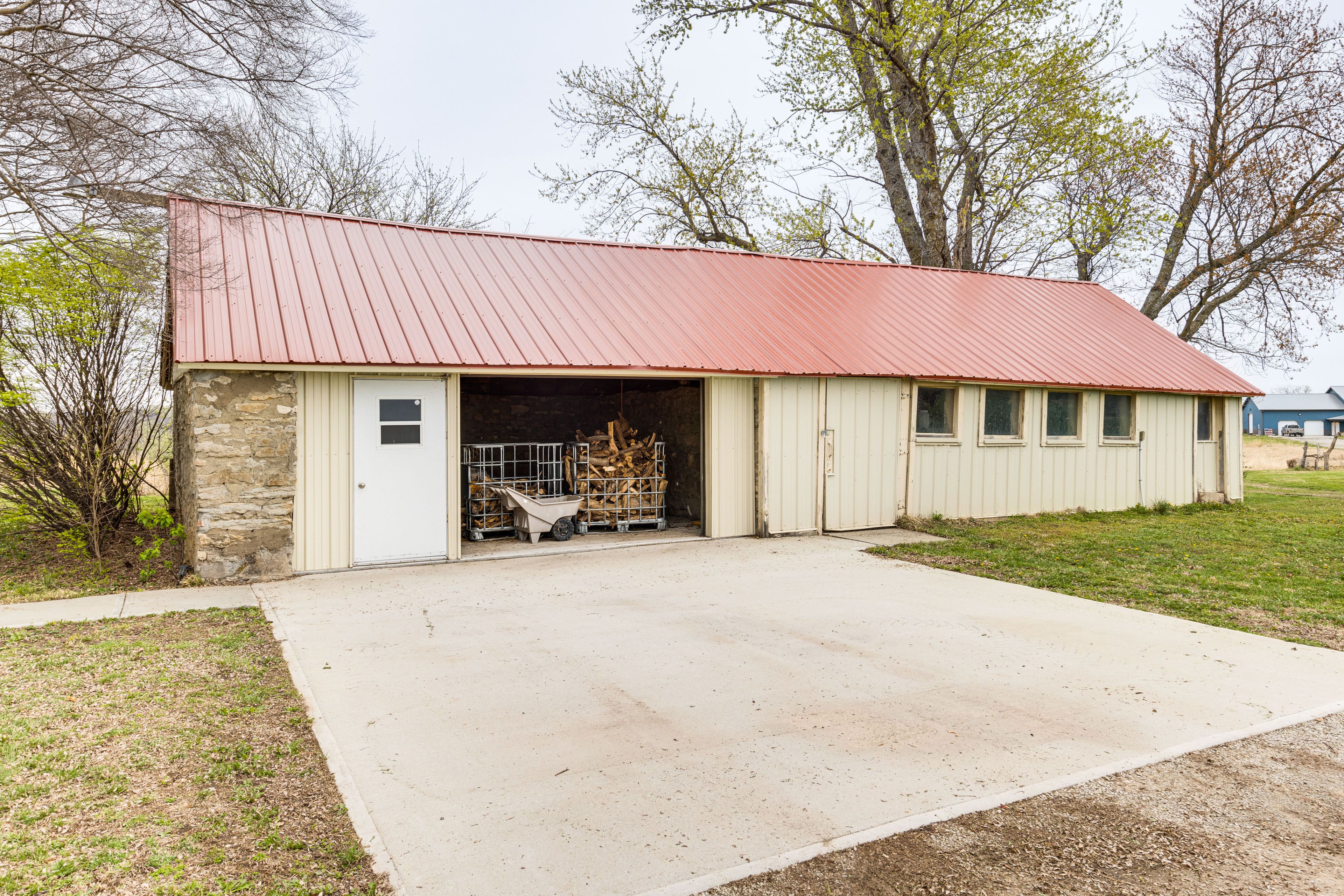 Parking | Driveway (4 Vehicles) | RV/Trailer Parking Available