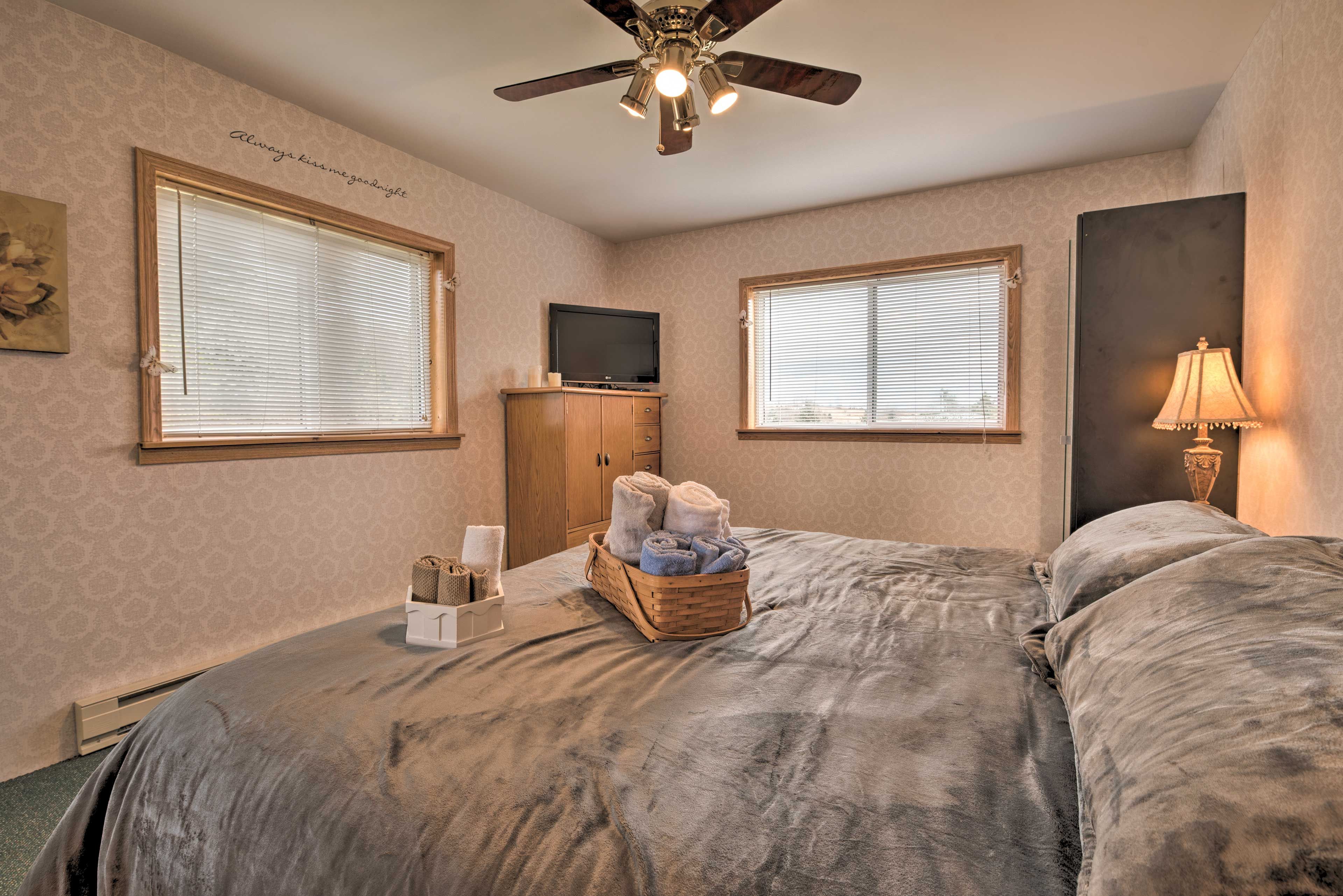 Bedroom 1 | Cable TV | Linens Provided