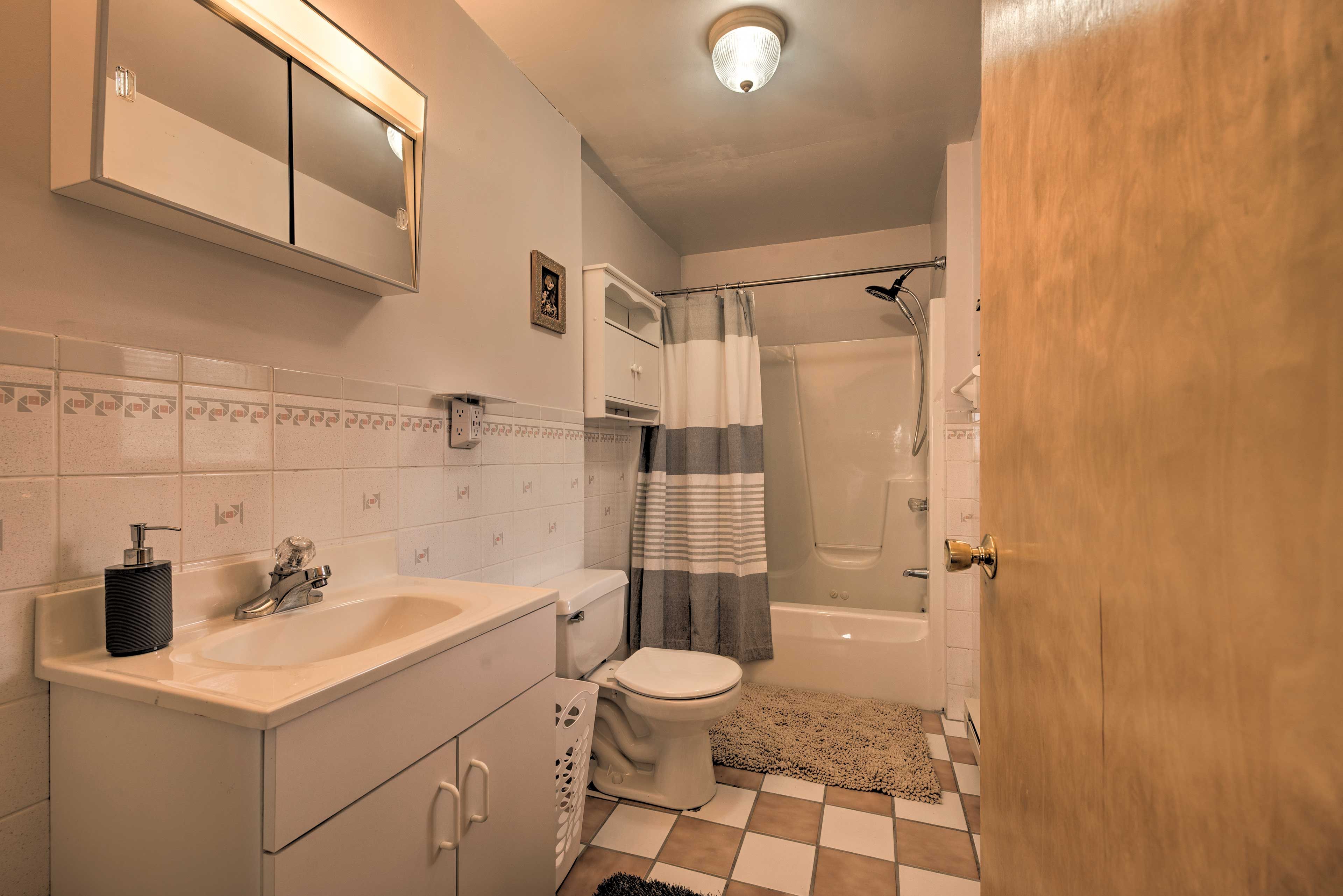 Full Bathroom | 2nd Floor | Complimentary Toiletries