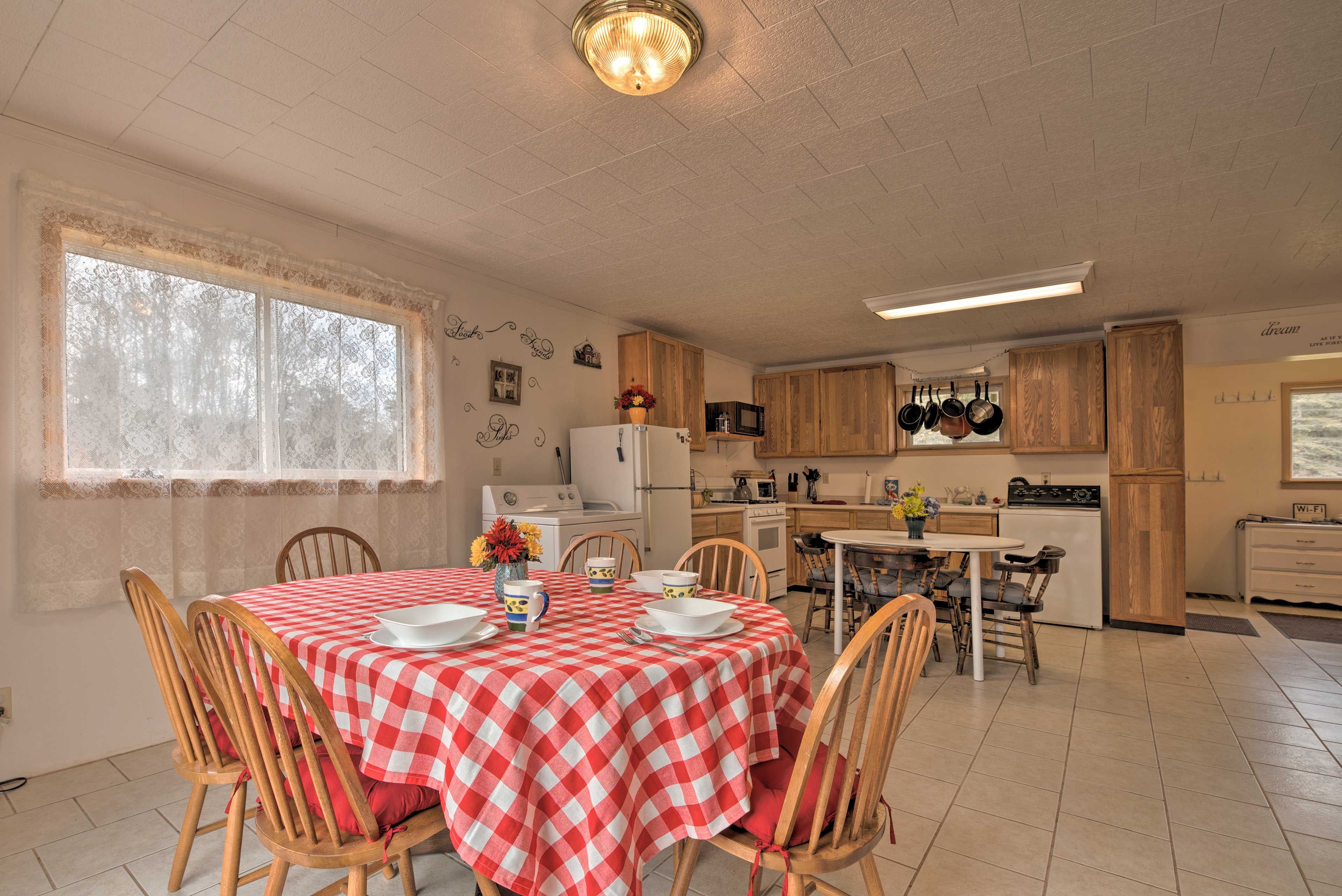 Dining Room | 1st Floor | Dishware/Flatware Provided