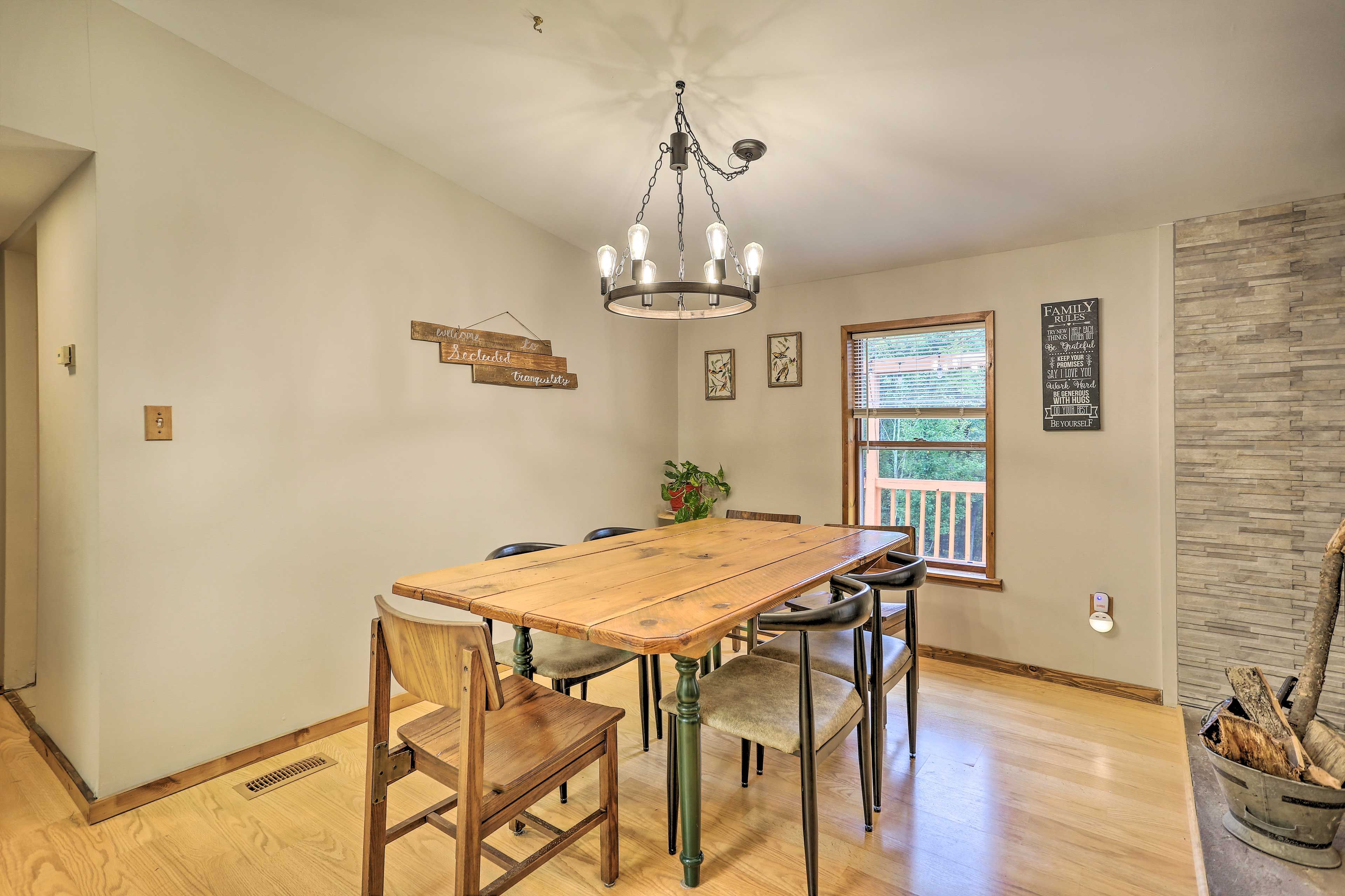 Dining Area | 4-Person Dining Area | Dishware & Flatware Provided