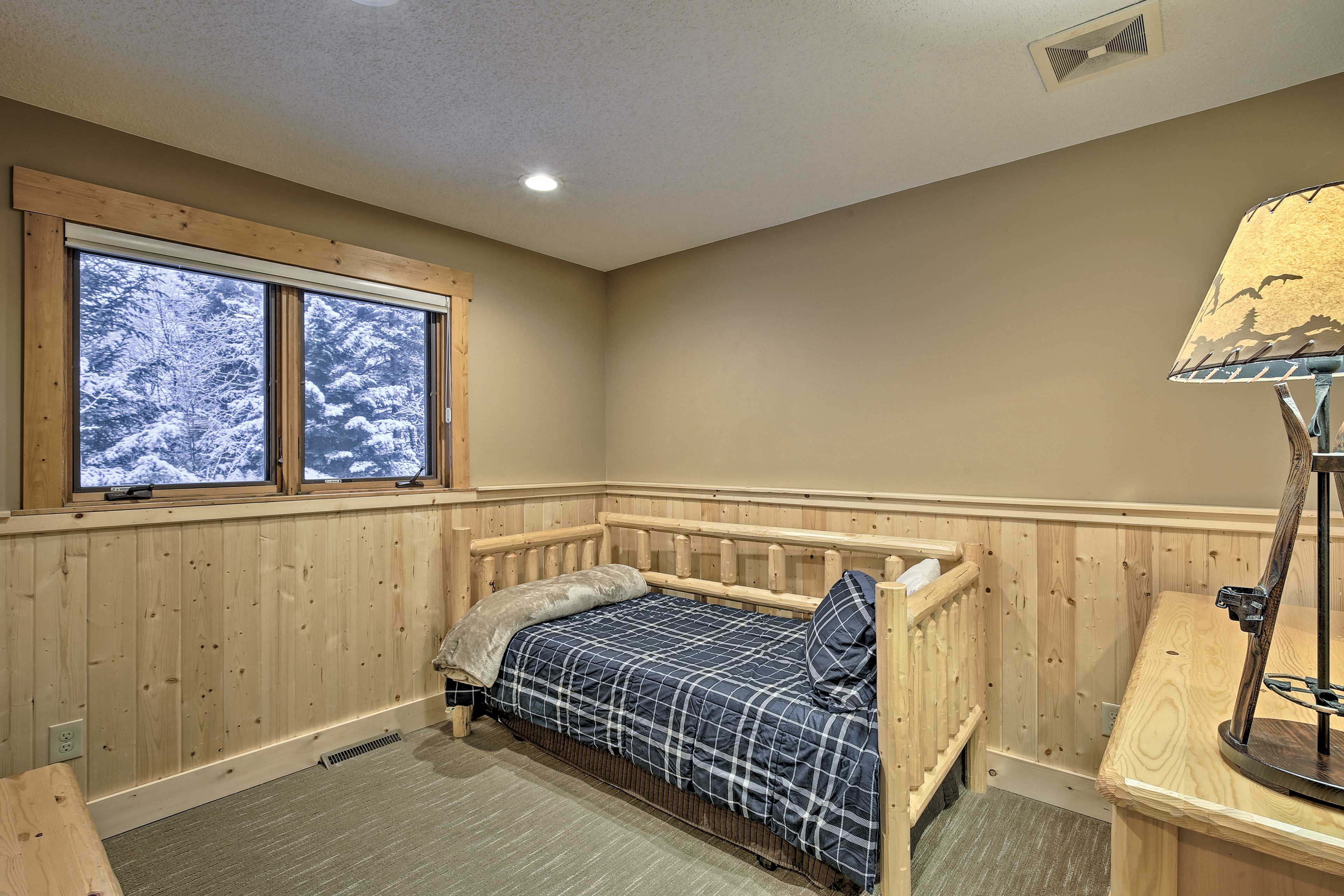 Bedroom 5 | Twin Daybed w/ Twin Trundle | Linens Provided
