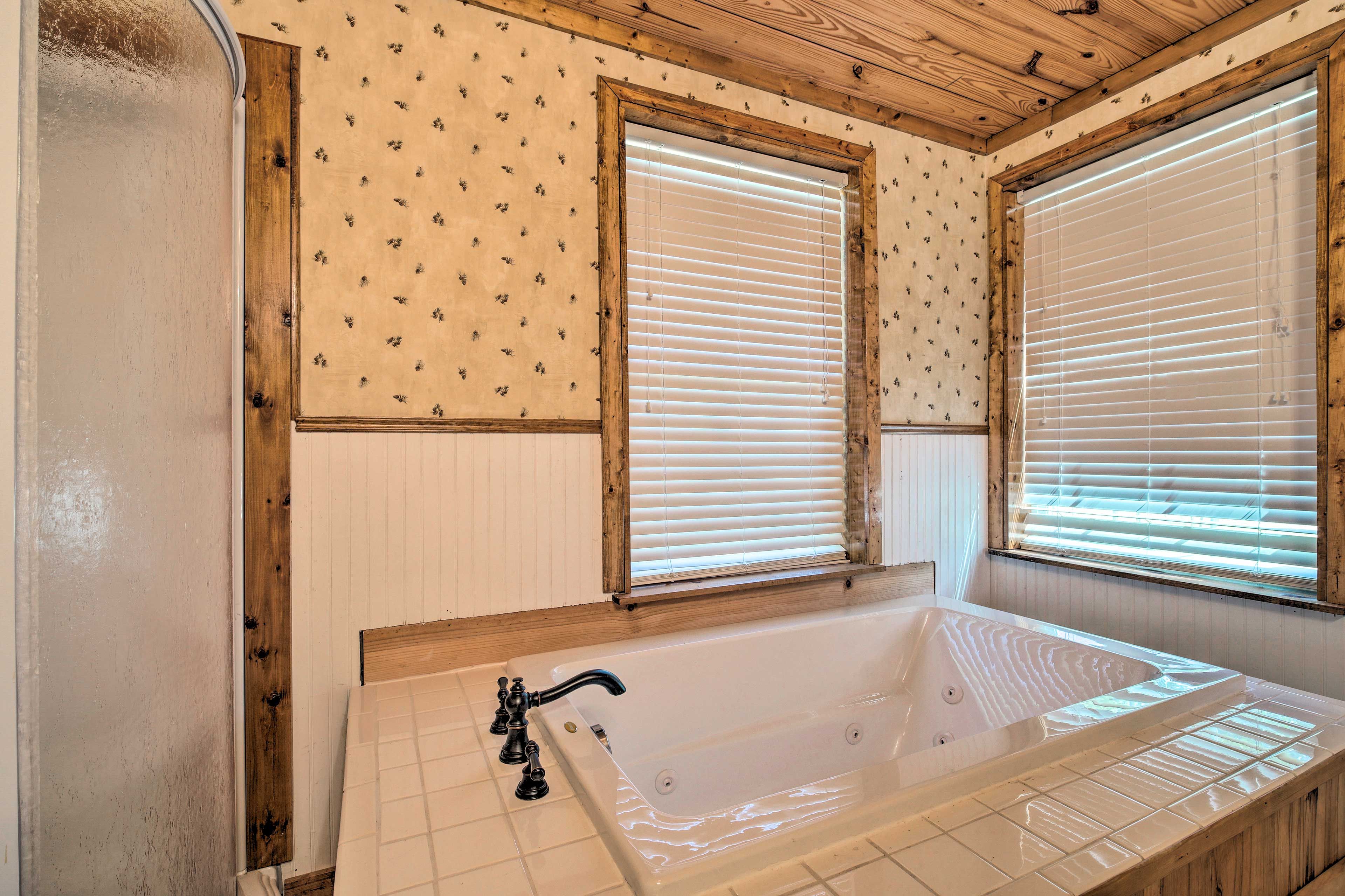 Guest House | Full Bathroom | Jacuzzi Tub
