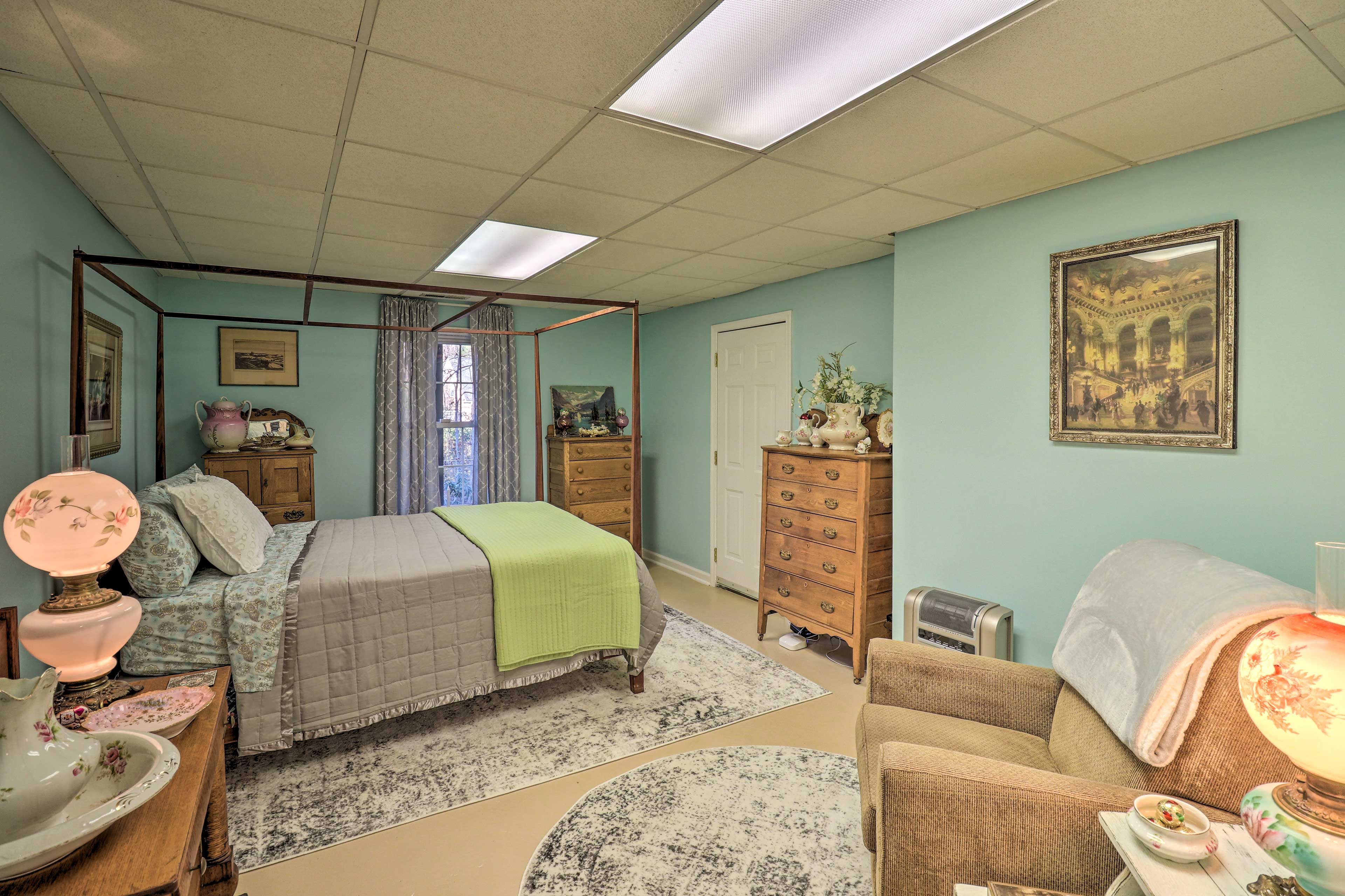 Bedroom 1 | Queen Bed