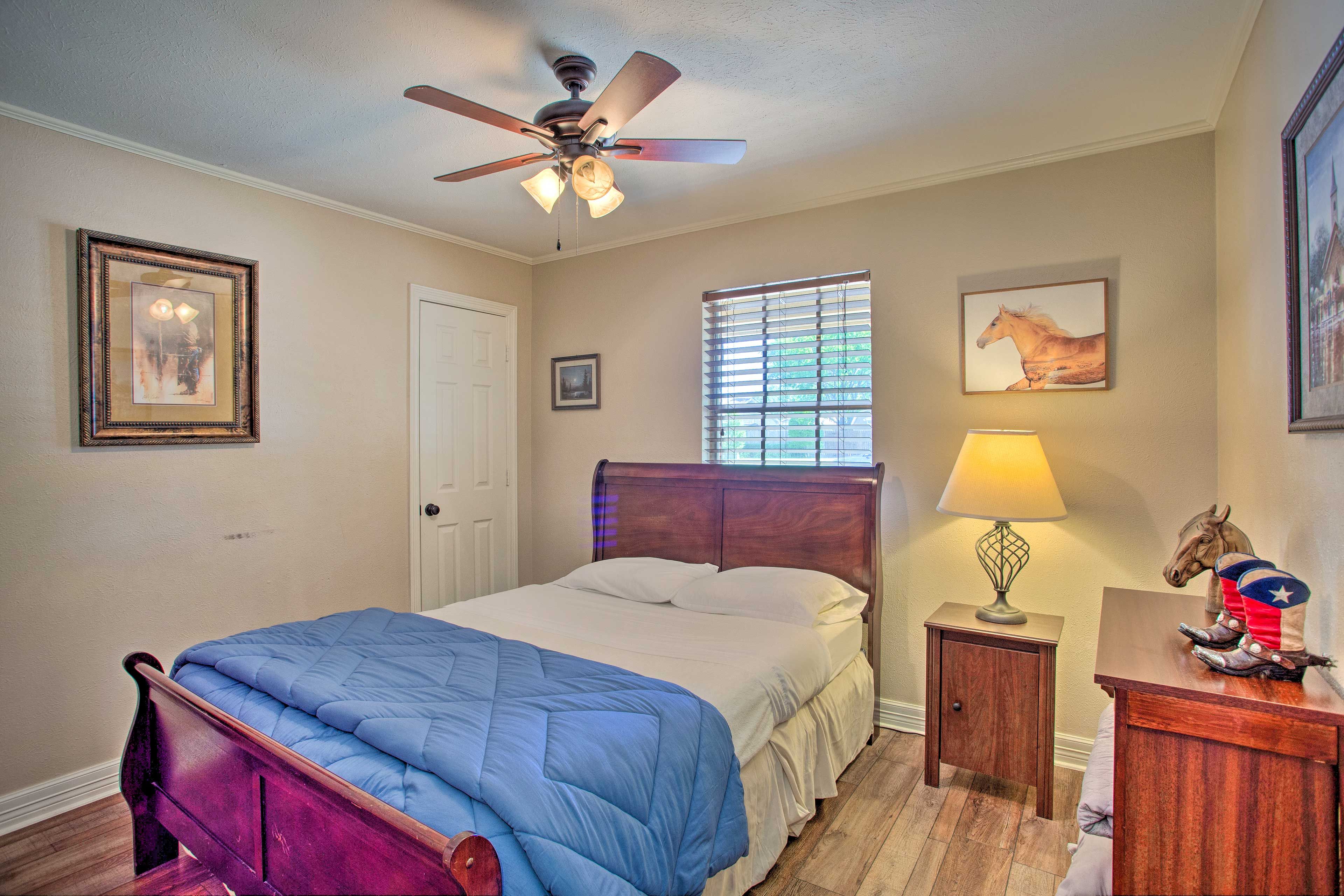 Bedroom 2 | Queen Bed