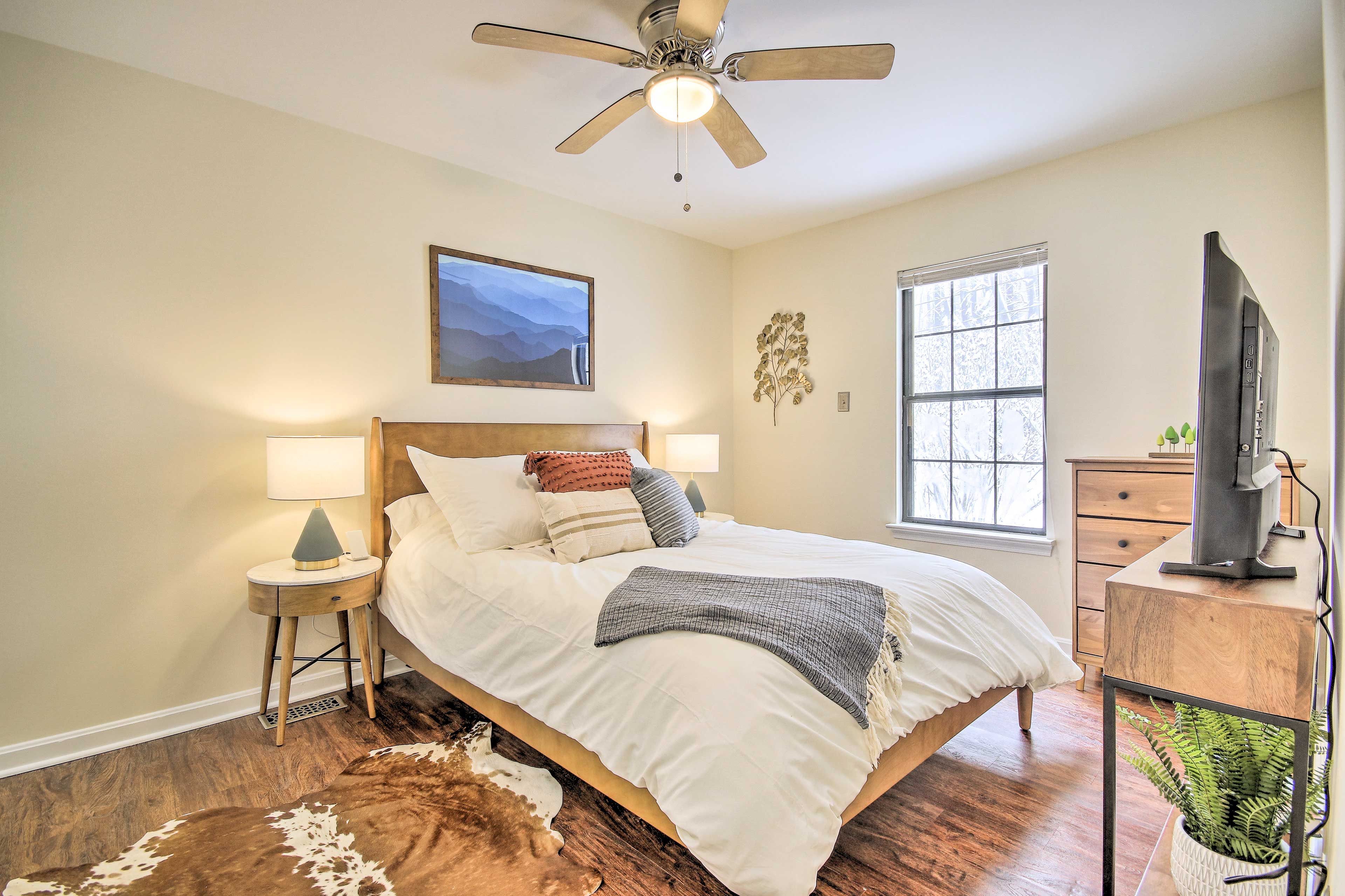 Bedroom 1 | Queen Bed