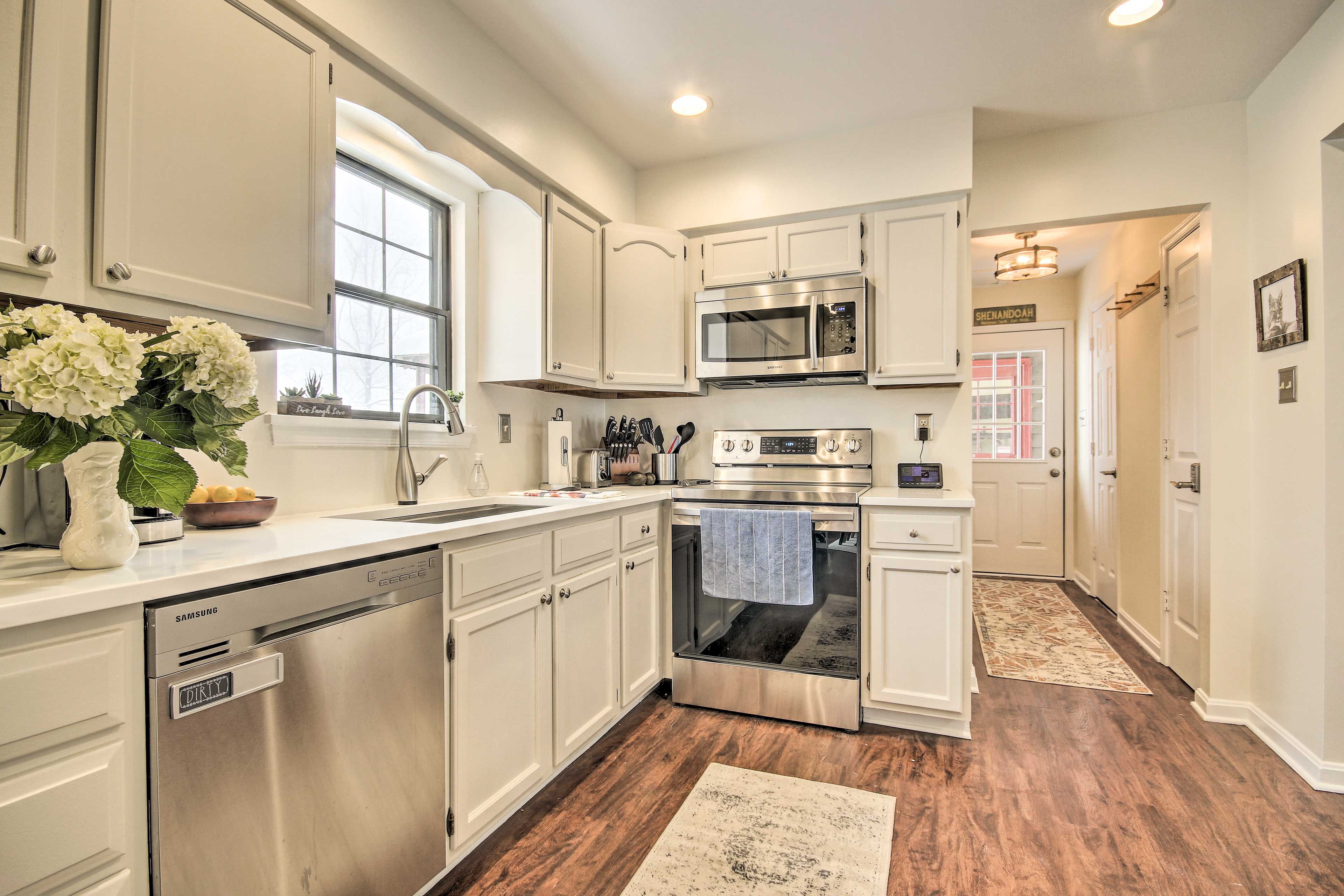 Fully Equipped Kitchen | Dishware/Flatware