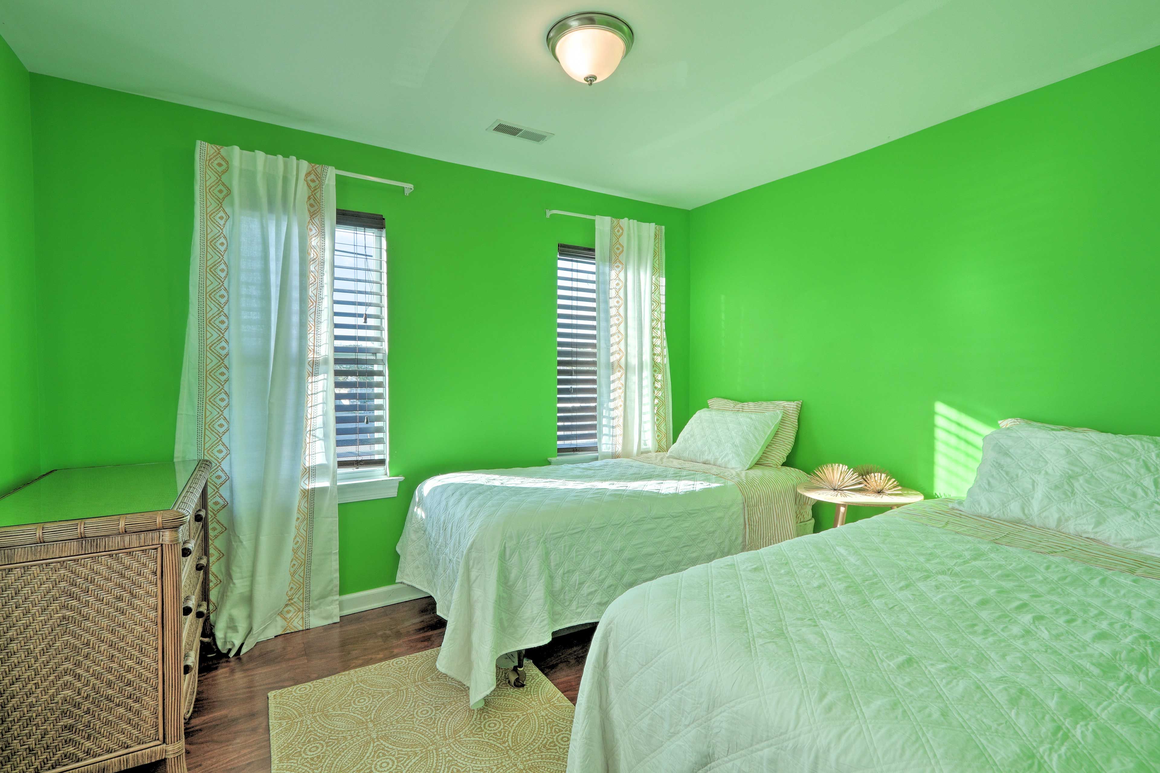 Bedroom 2 | 2nd Floor | 2 Twin Beds (Or 1 Queen Bed)