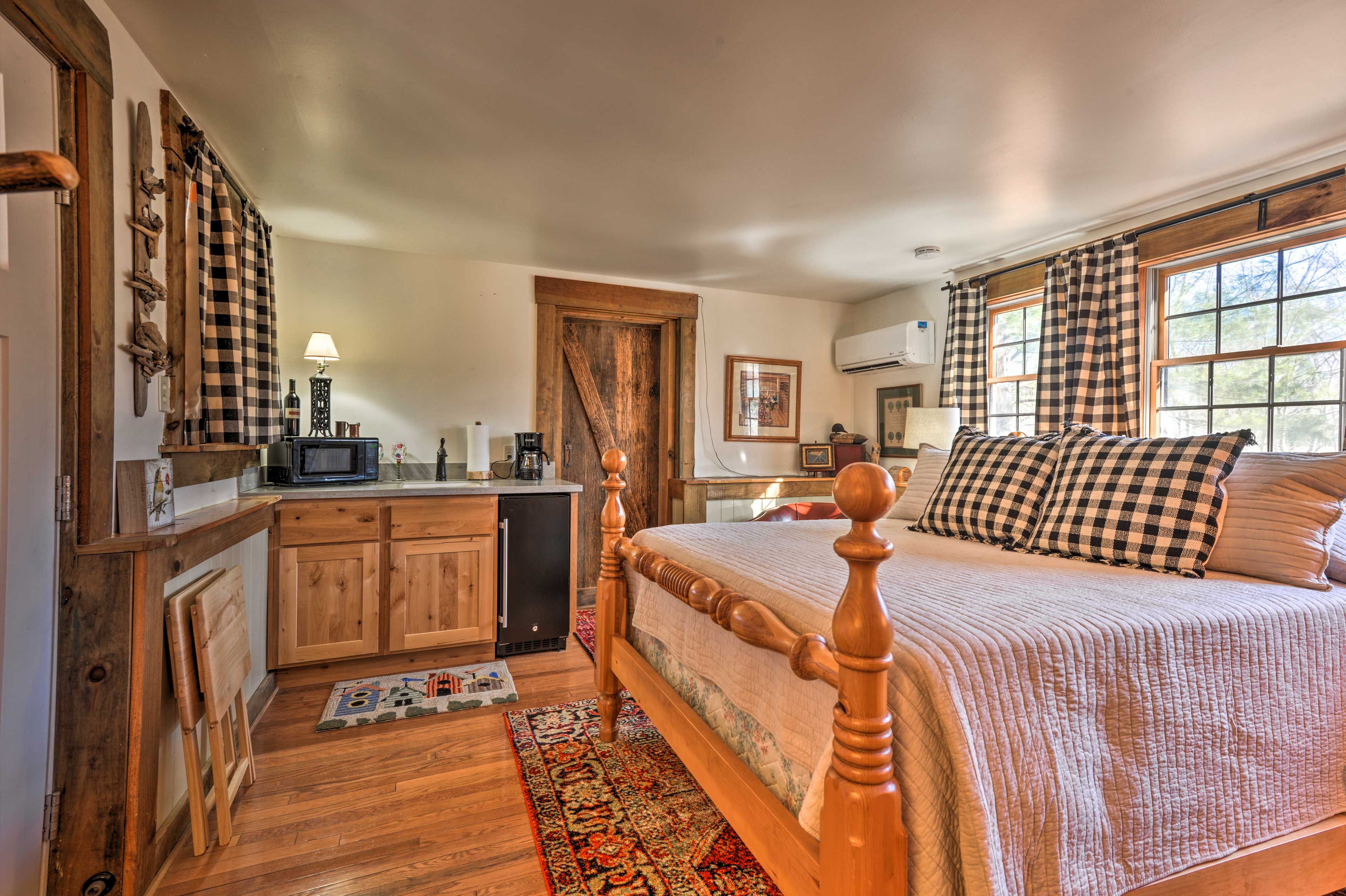 Studio | Queen Bed