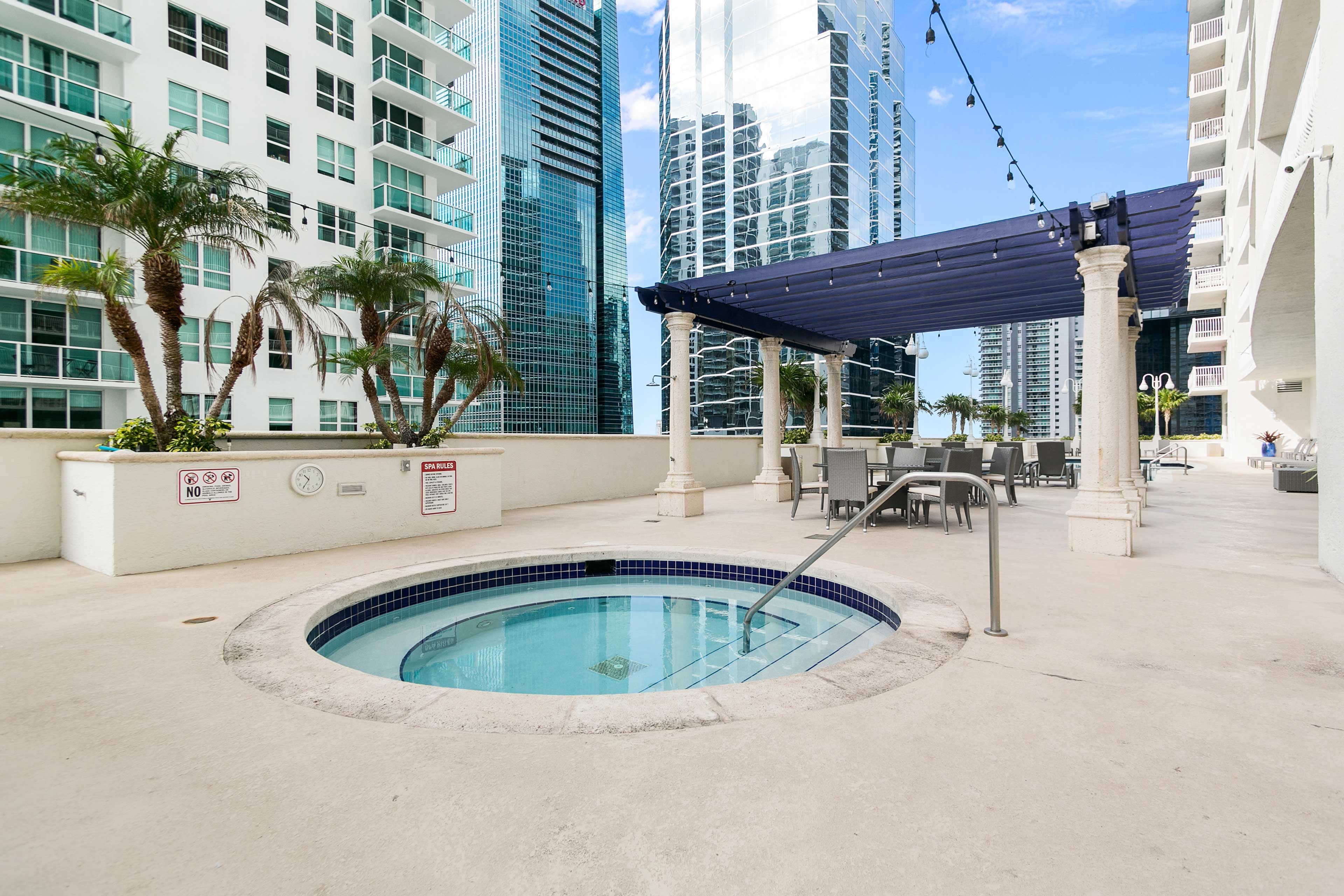 Community Amenities | Hot Tub | Sundeck
