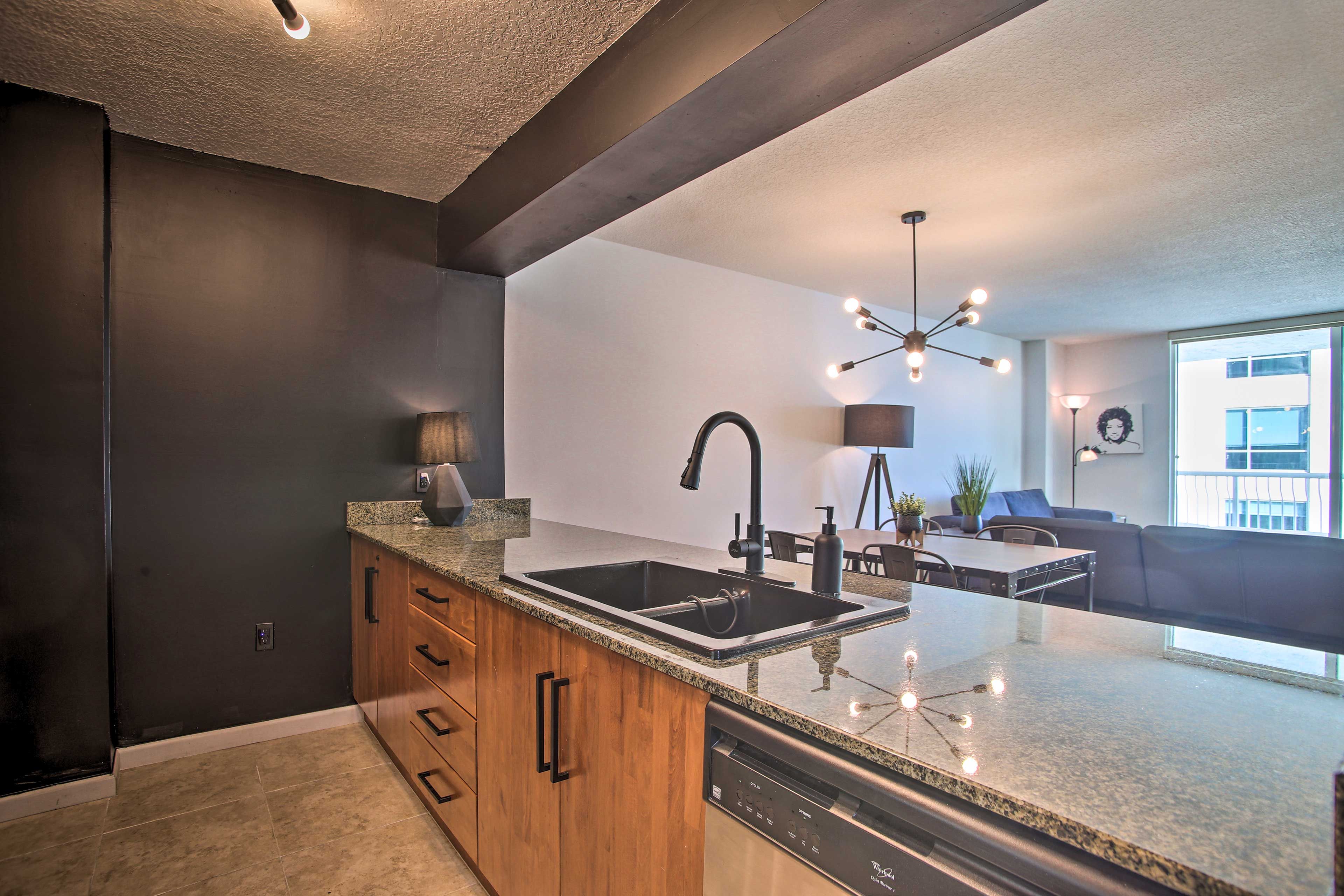 Fully Equipped Kitchen | Trash Bags/Paper Towels Provided