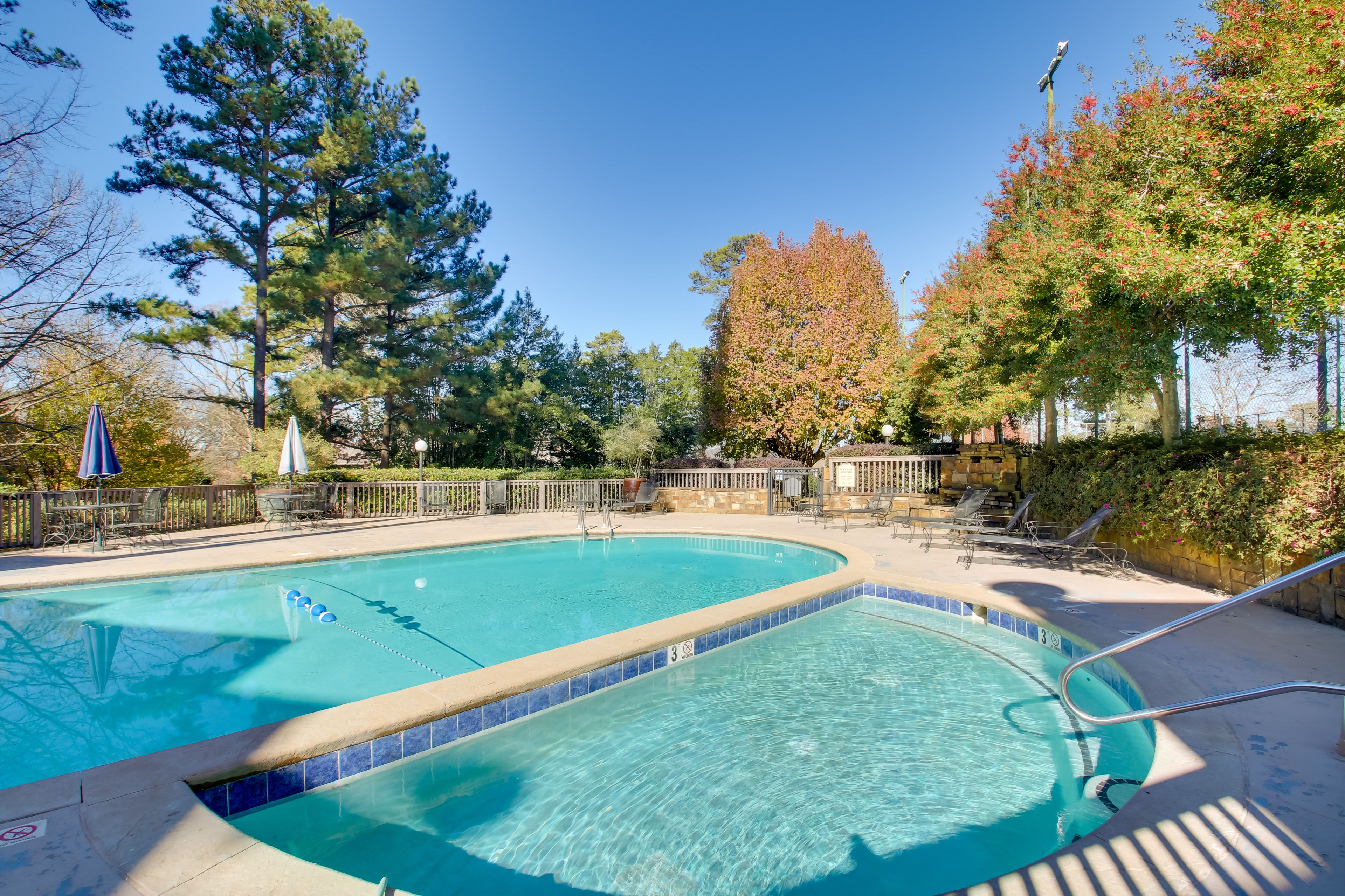 Community Outdoor Pool & Hot Tub