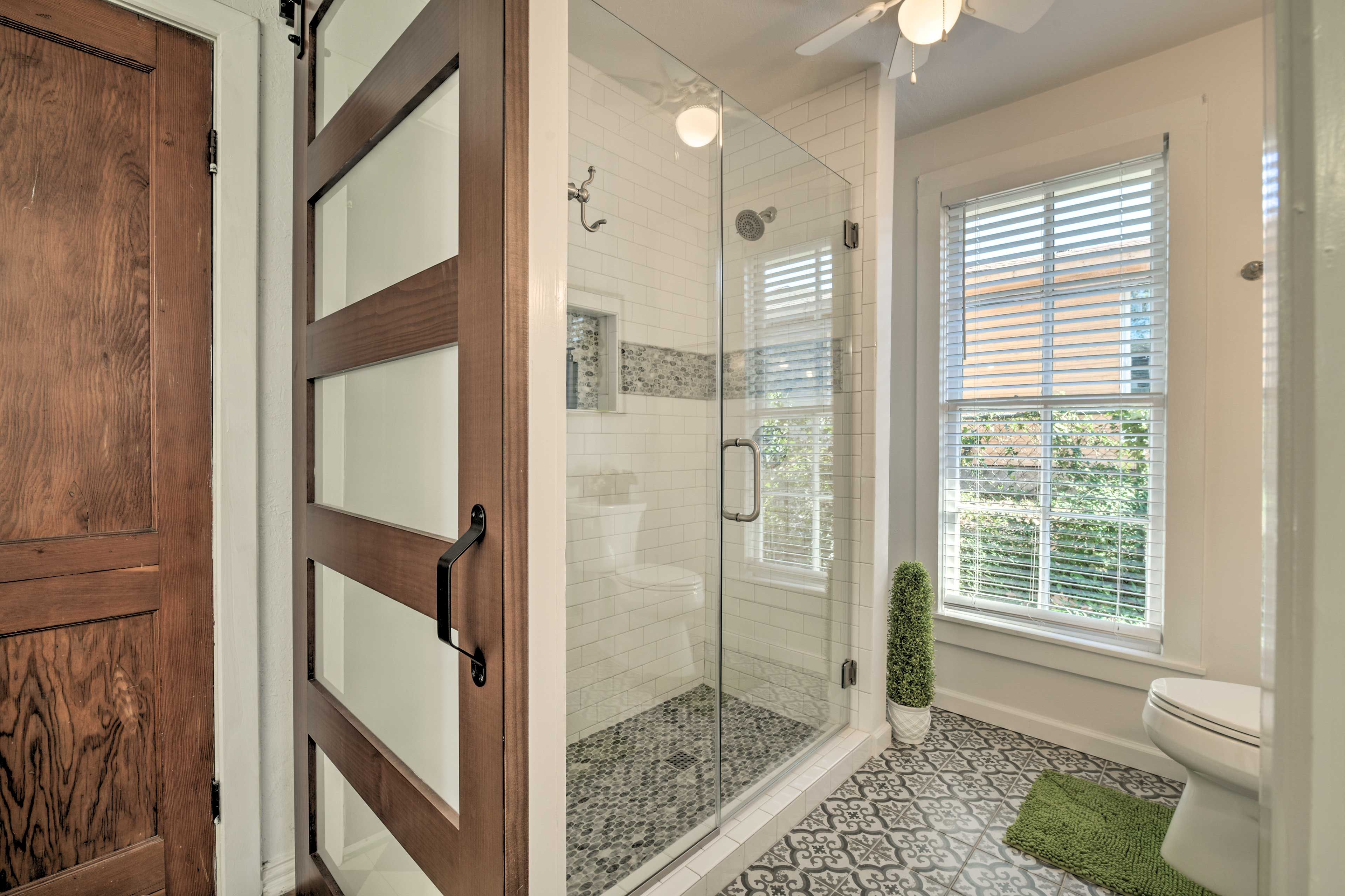 Full Bathroom | Towels Provided