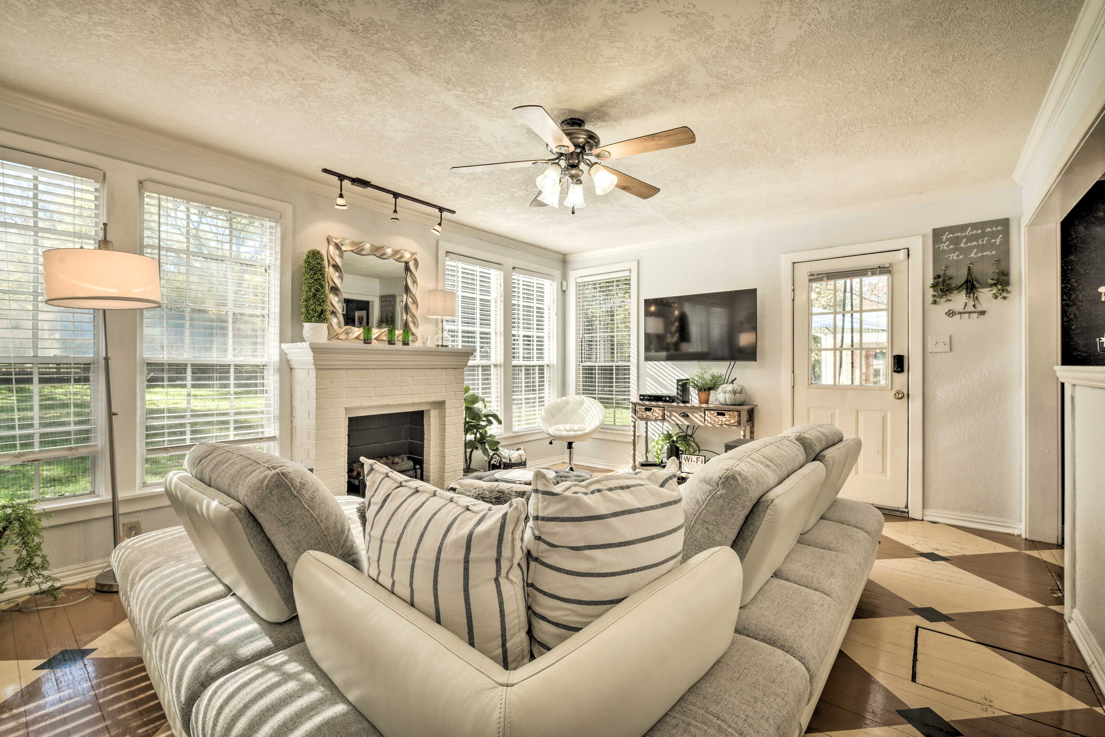 Living Room | Cable/Smart TV | Free WiFi