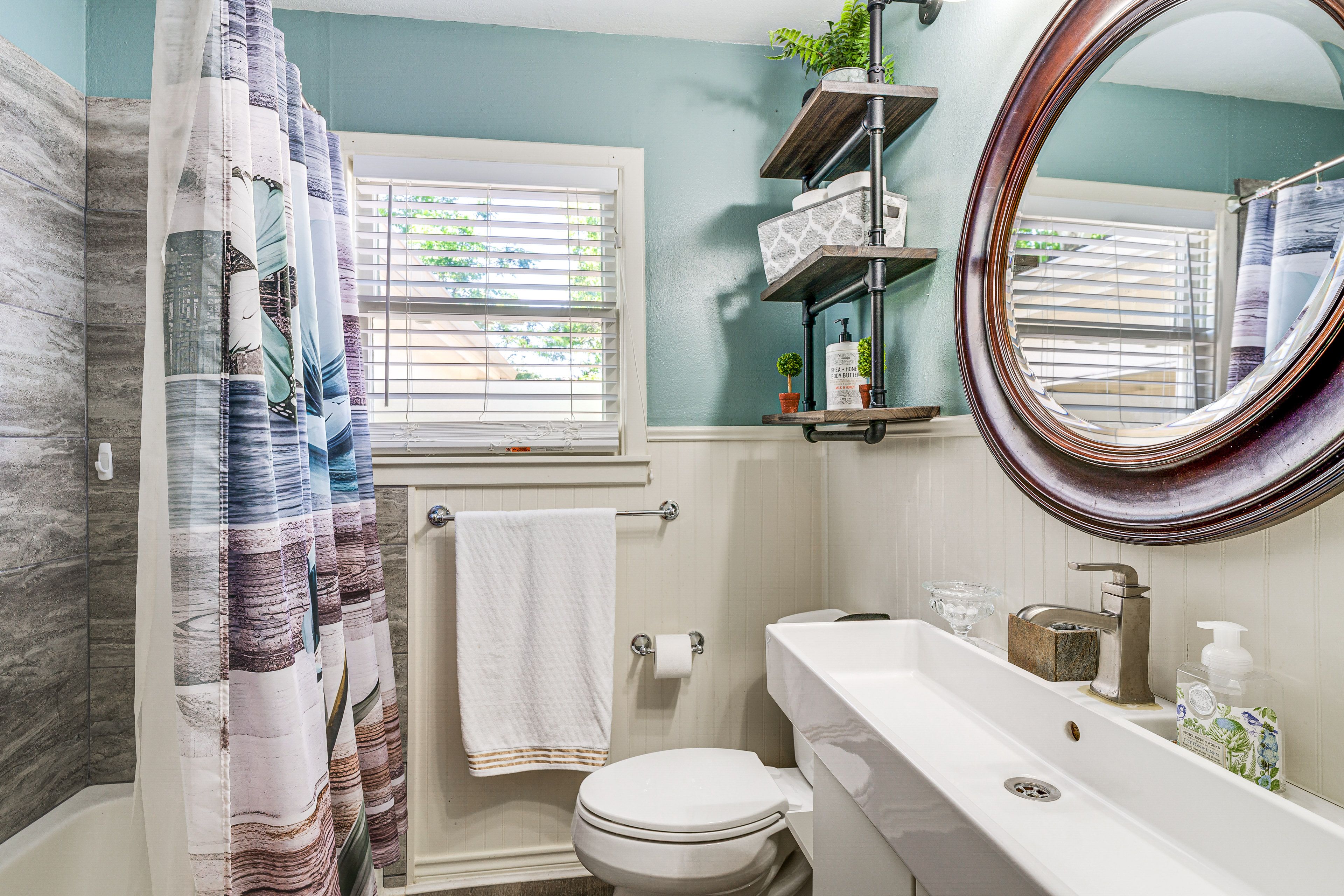 Full Bathroom | Towels Provided