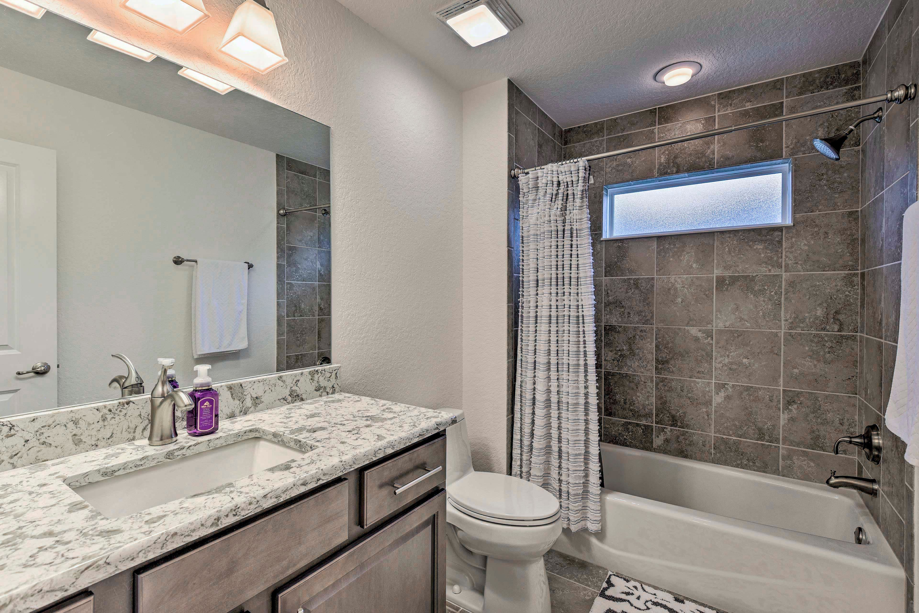 Full Bathroom | Towels Provided