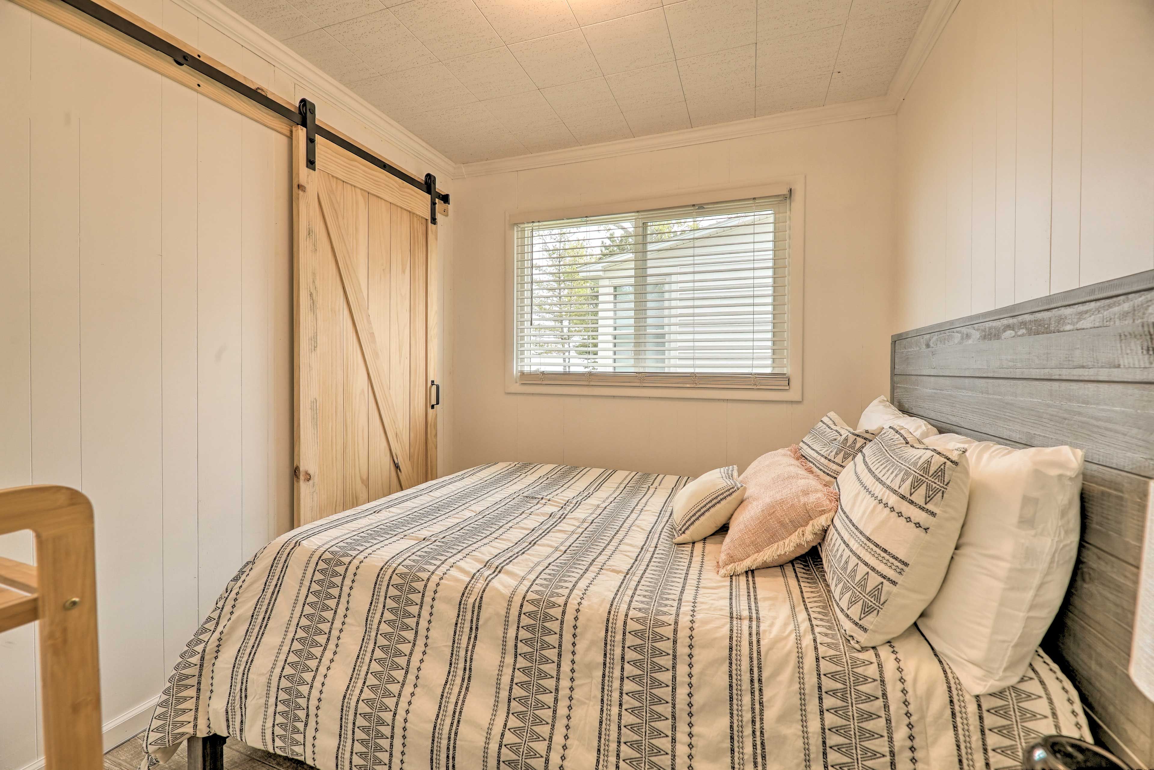 Bedroom 1 | Queen Bed