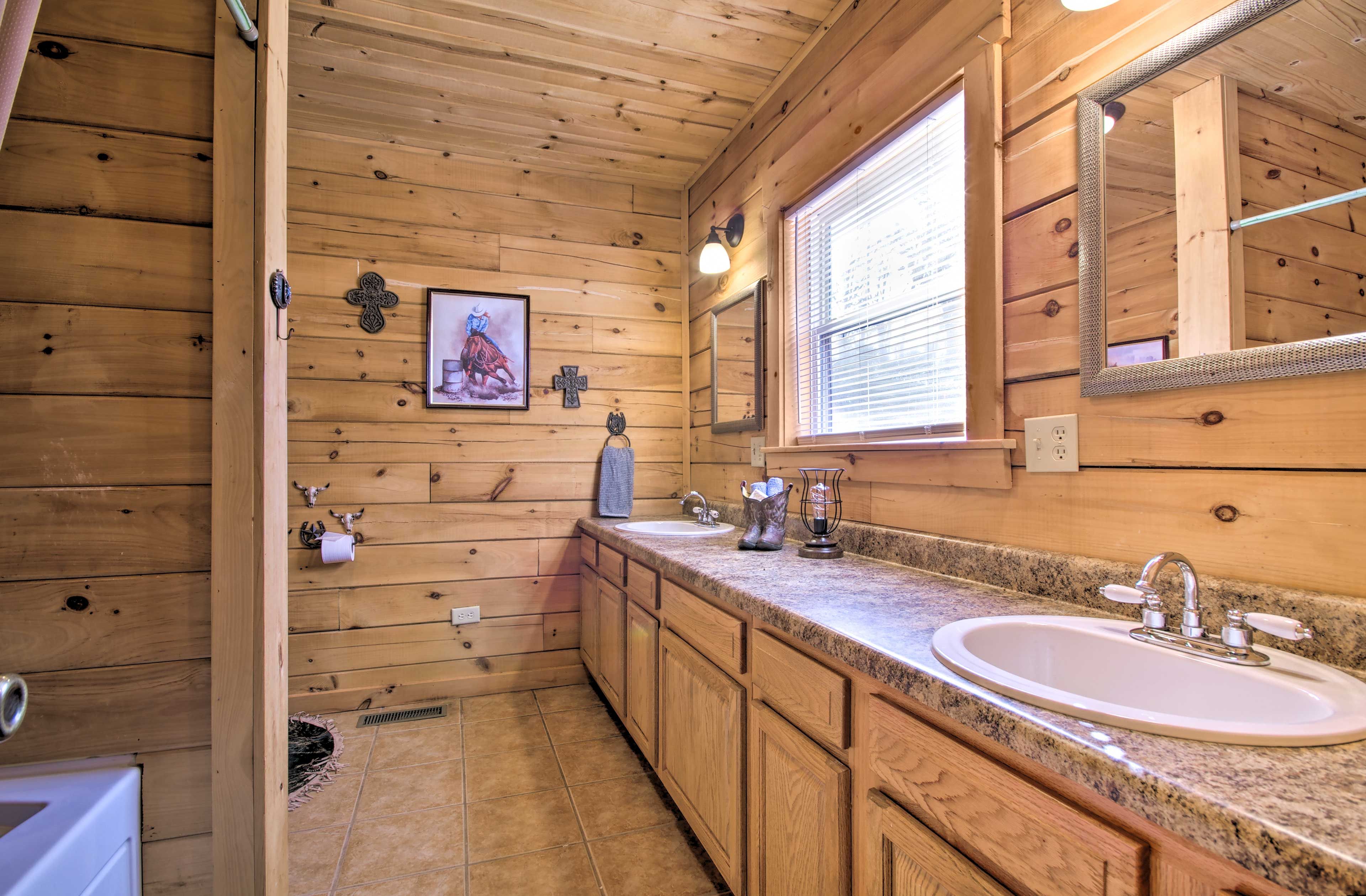 Full Bathroom | Complimentary Toiletries