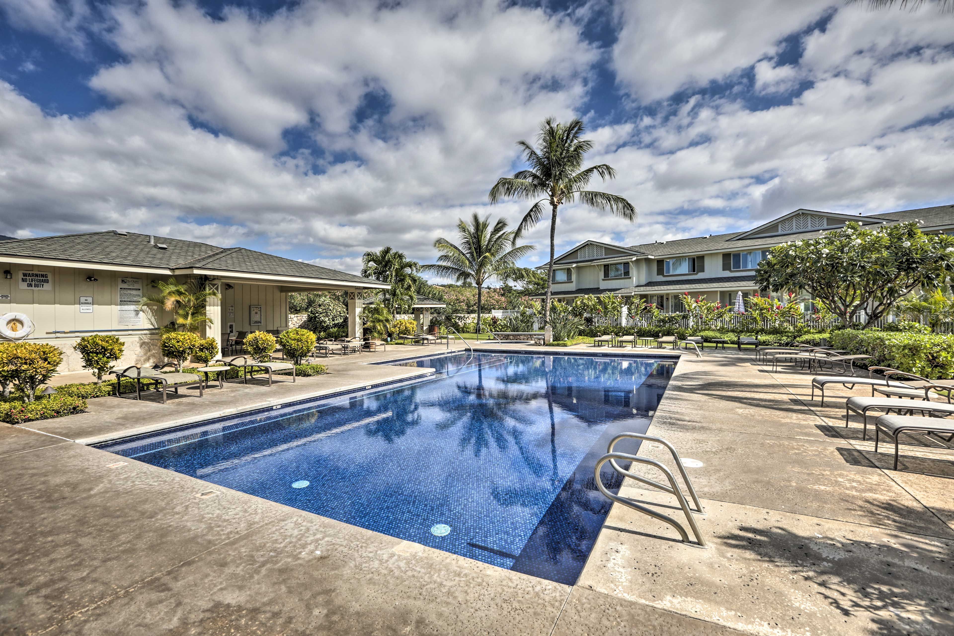 Community Amenities | Lounge Chairs