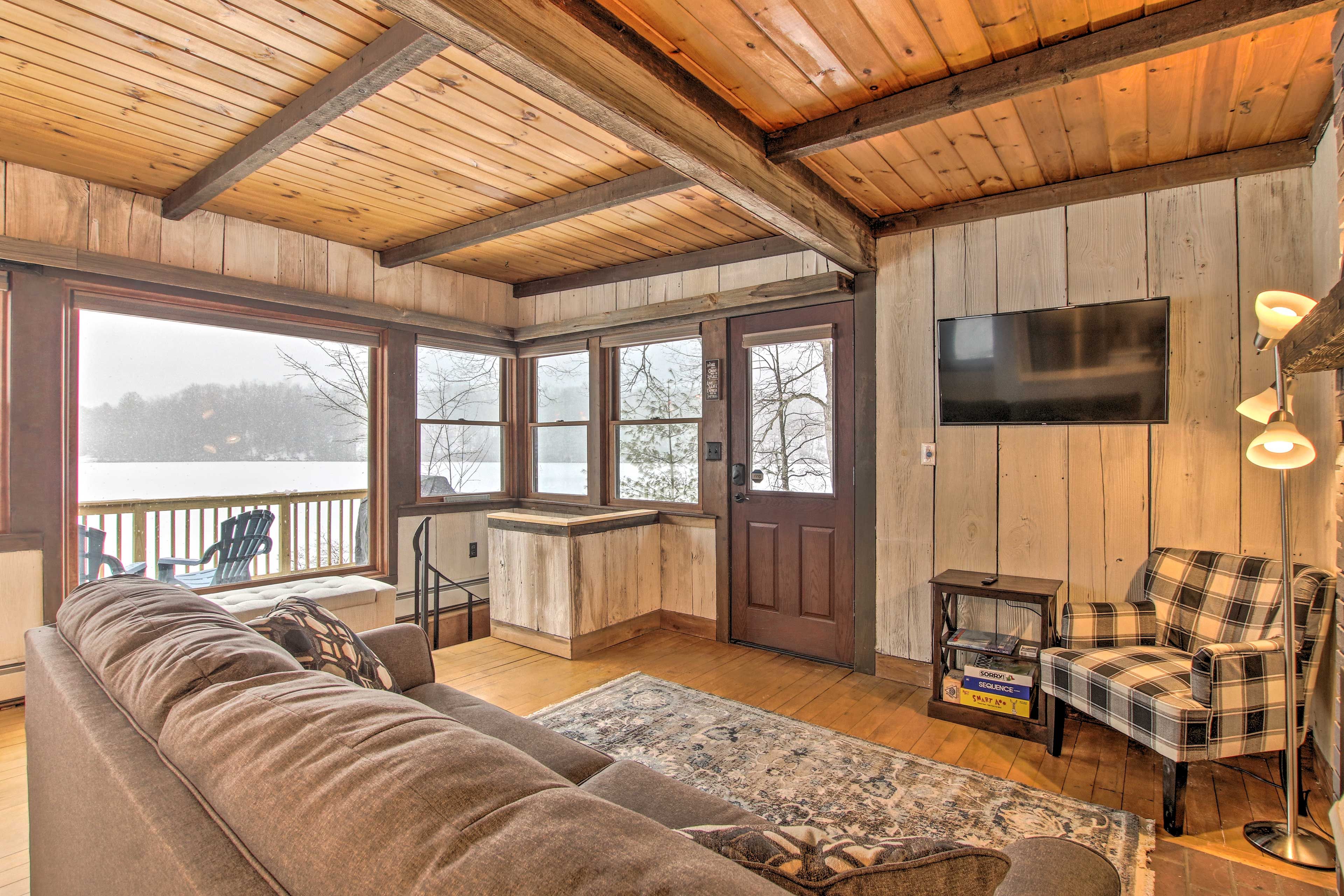 Living Room | 1st Floor | Smart TV w/ Cable