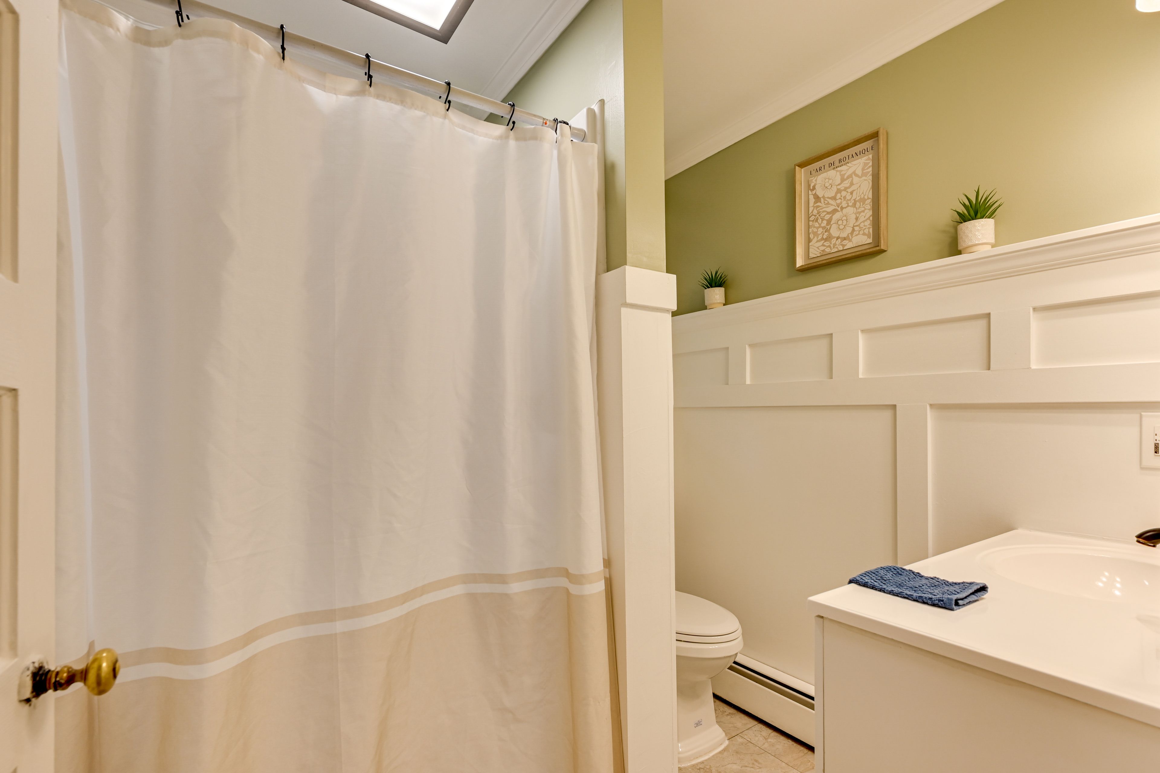 Bathroom | 1st Floor | Towels Provided