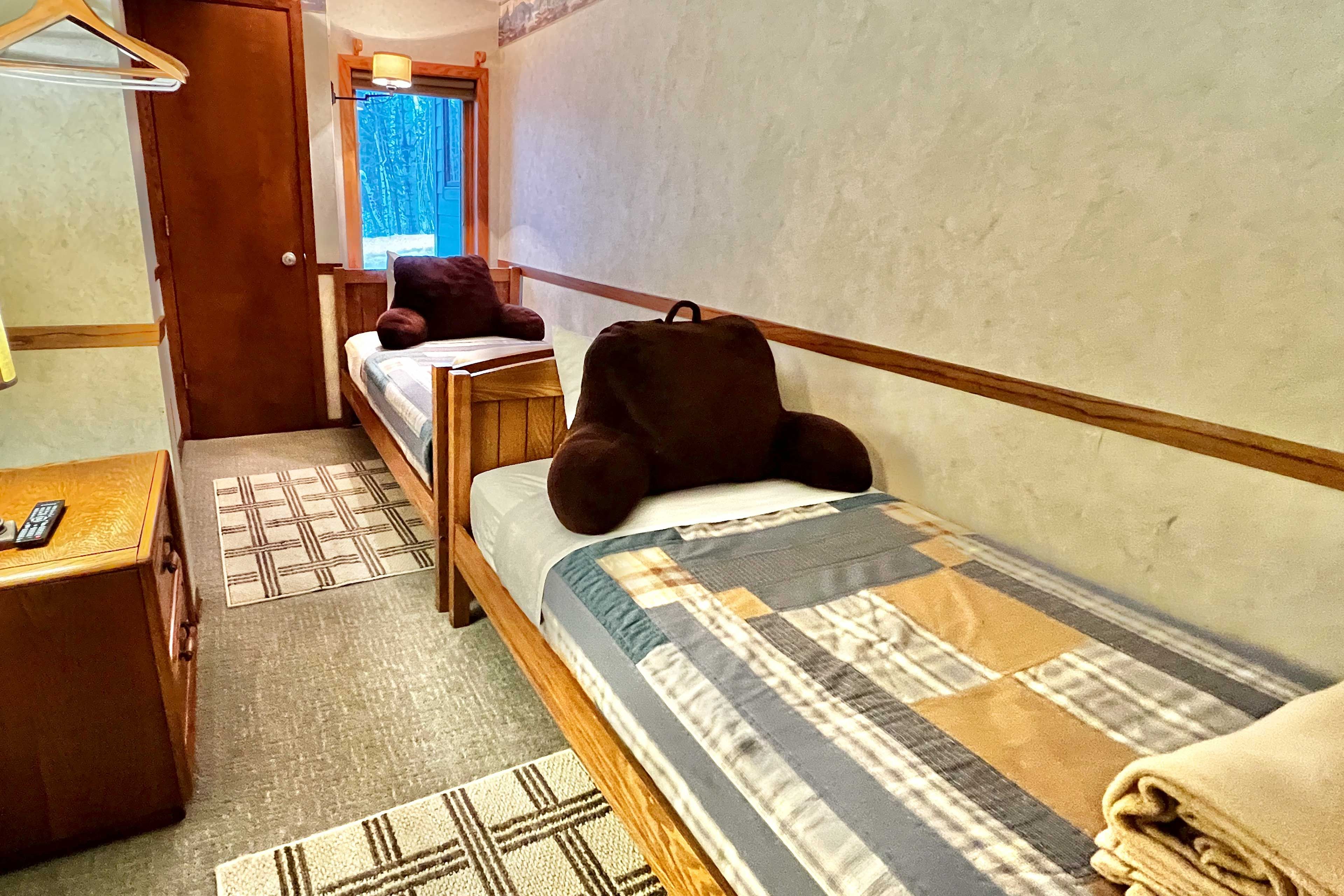 Bedroom 2 | 2 Twin Beds | Lower Level | Stairs Required