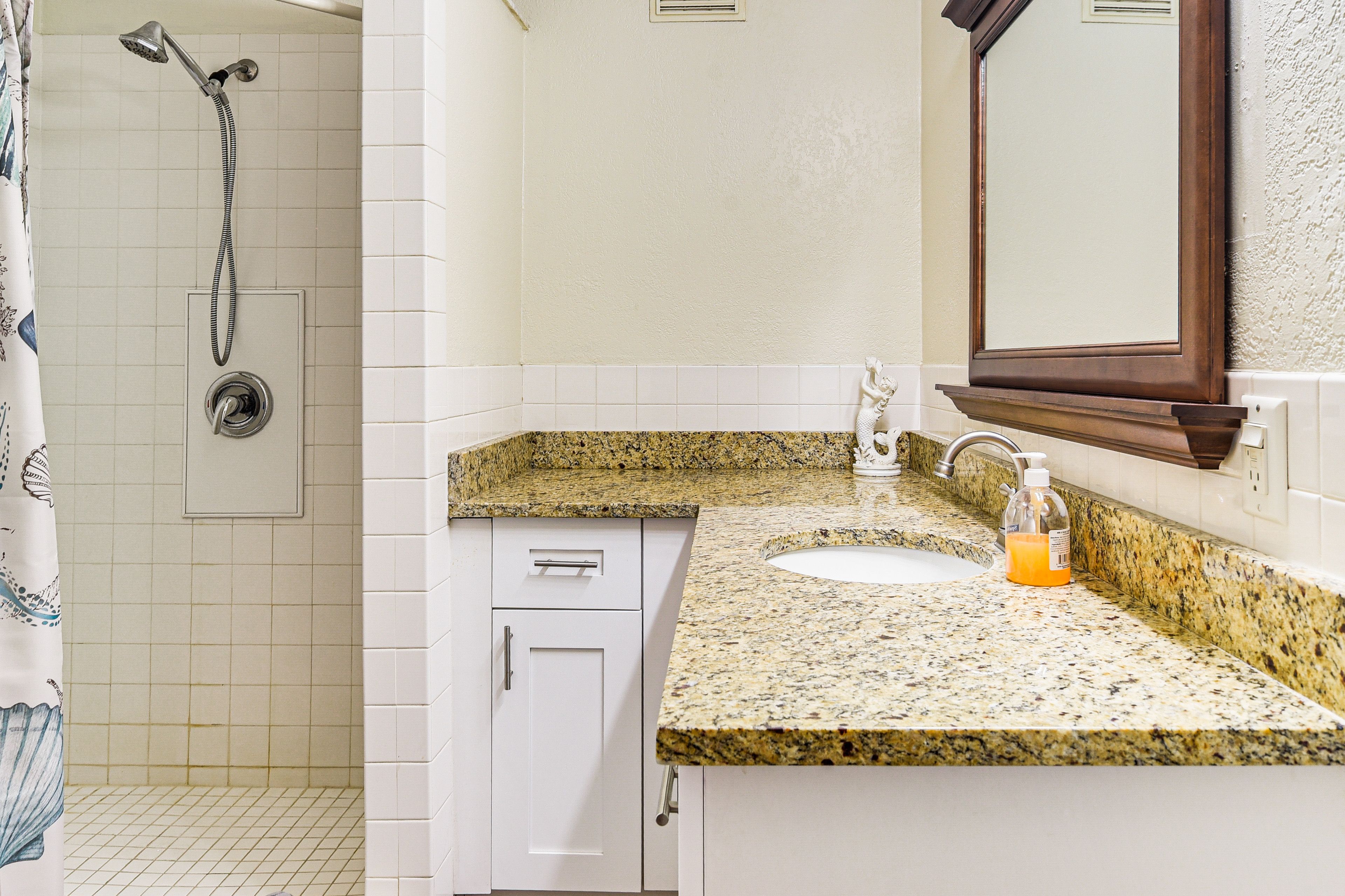 Full Bathroom | Complimentary Toiletries | Hair Dryer