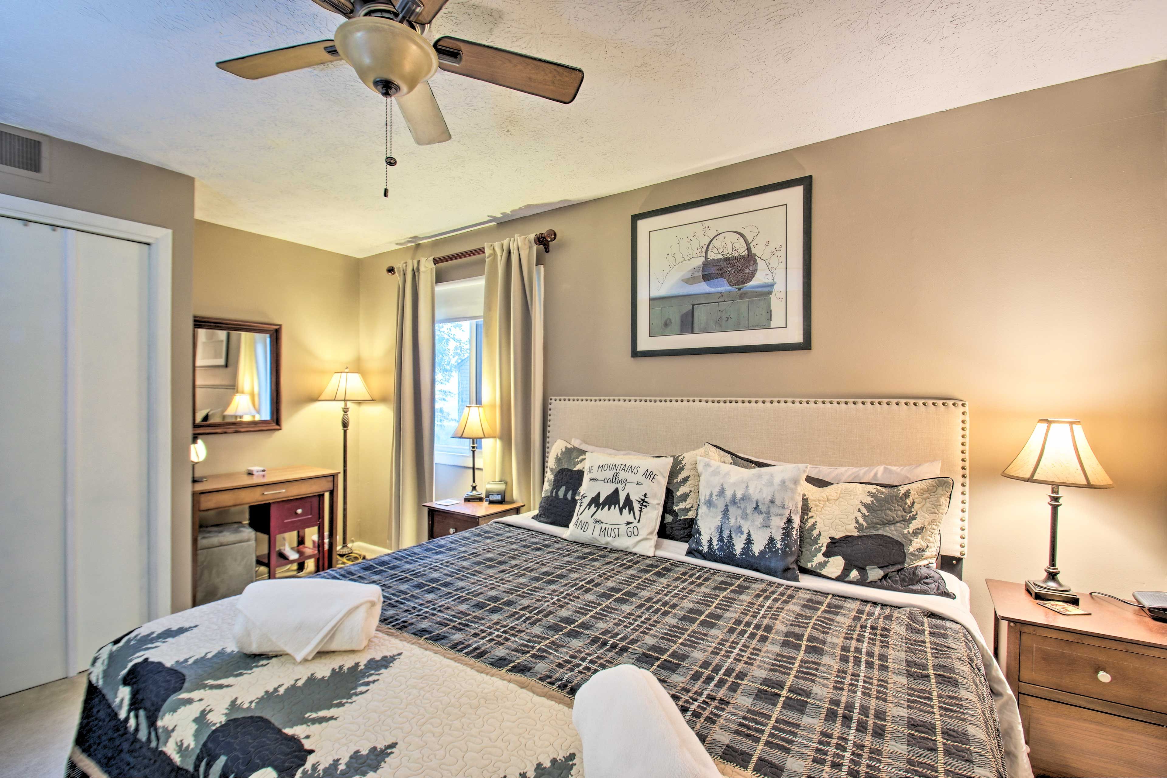 Bedroom | King Bed | Cable TV