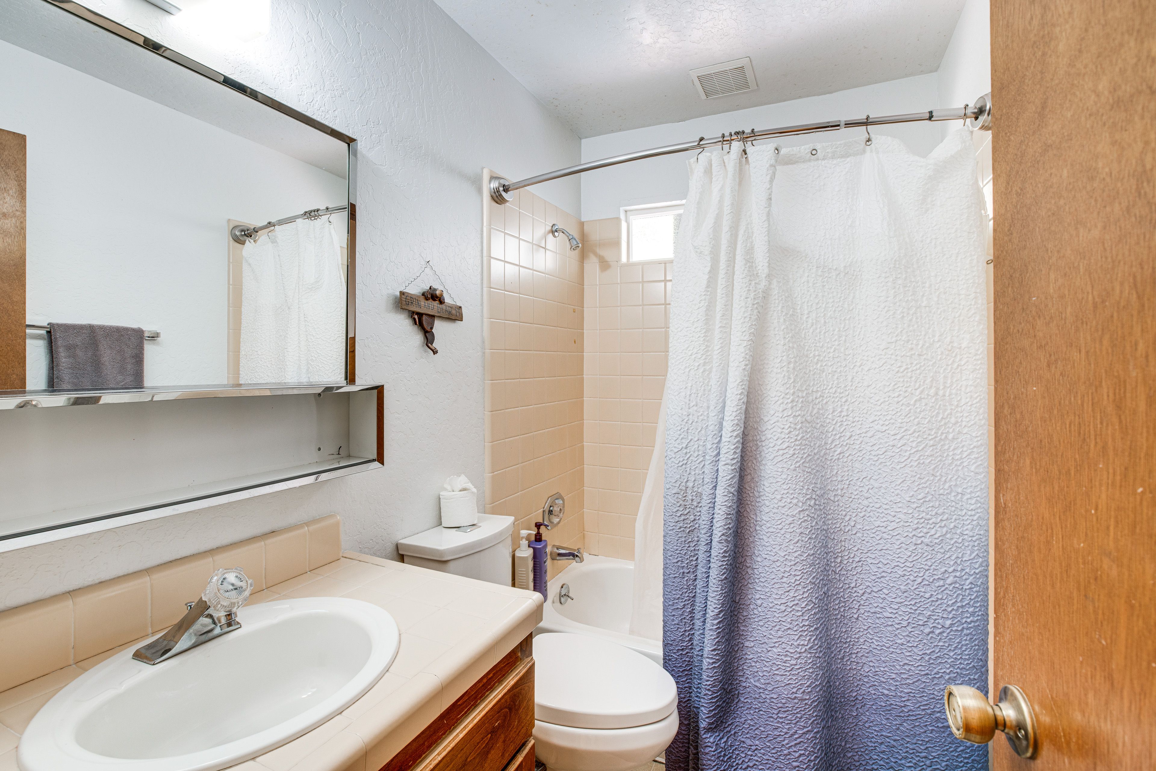 Full Bathroom | Towels Provided | Complimentary Toiletries