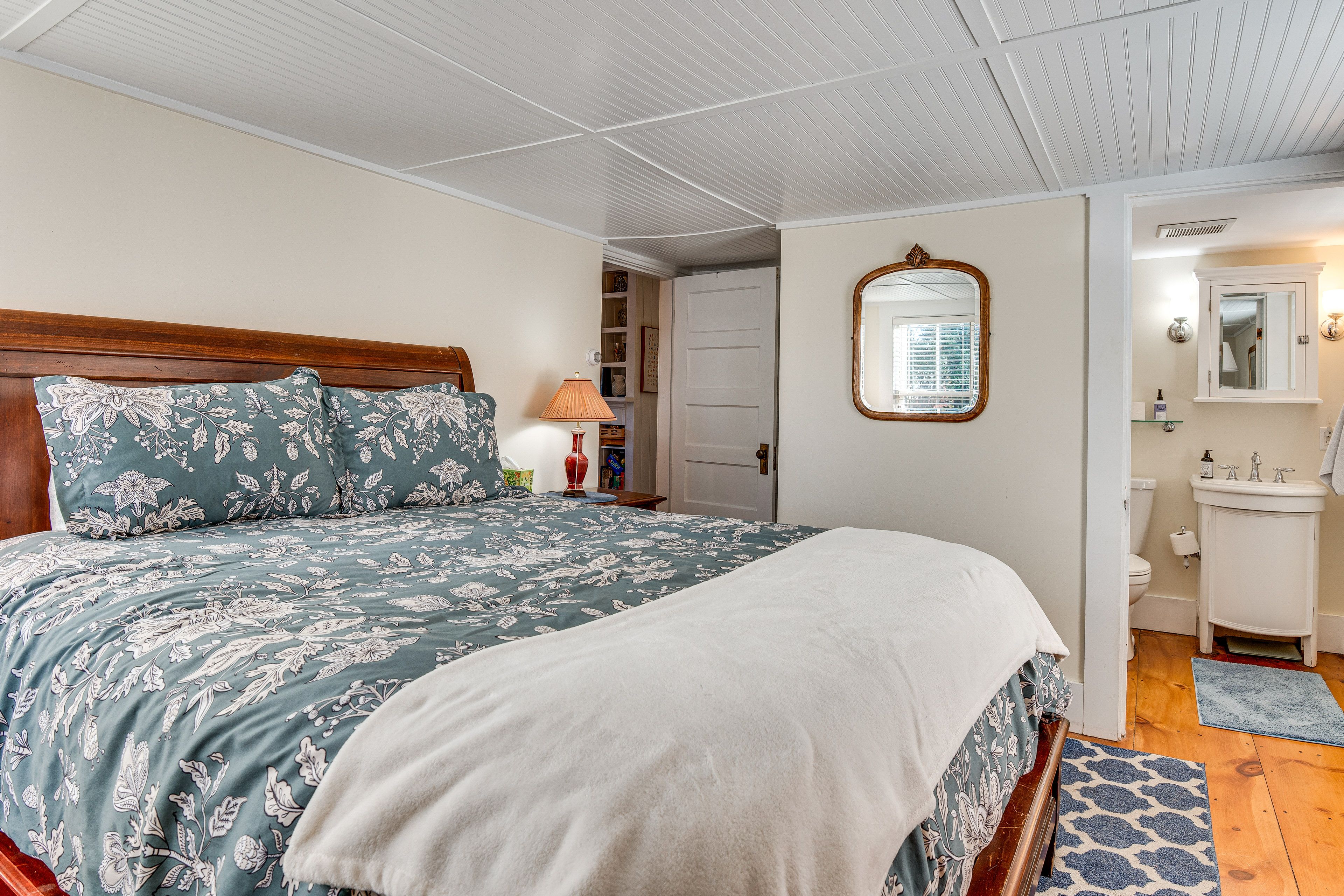 Bedroom 1 | Queen Bed