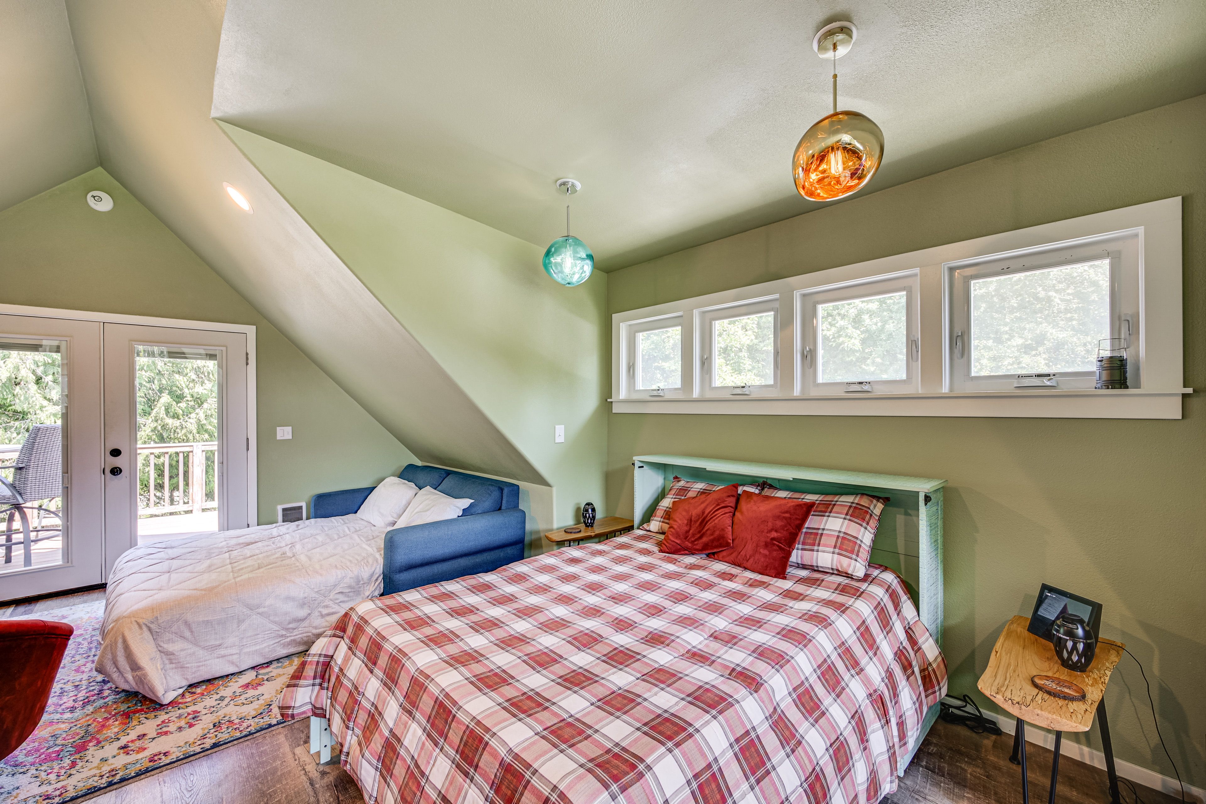 Living Room | Central Heat | 2 Sleeper Sofas | Queen Air Mattress | Free WiFi