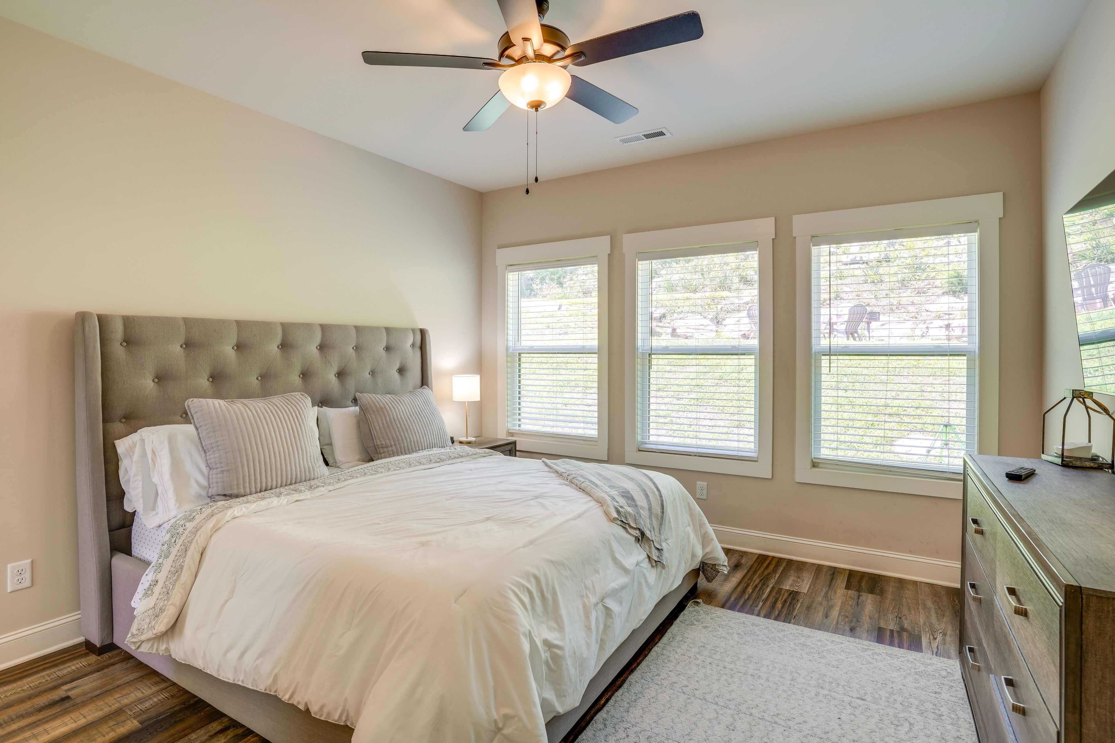Bedroom 1 | King Bed | 1st Floor