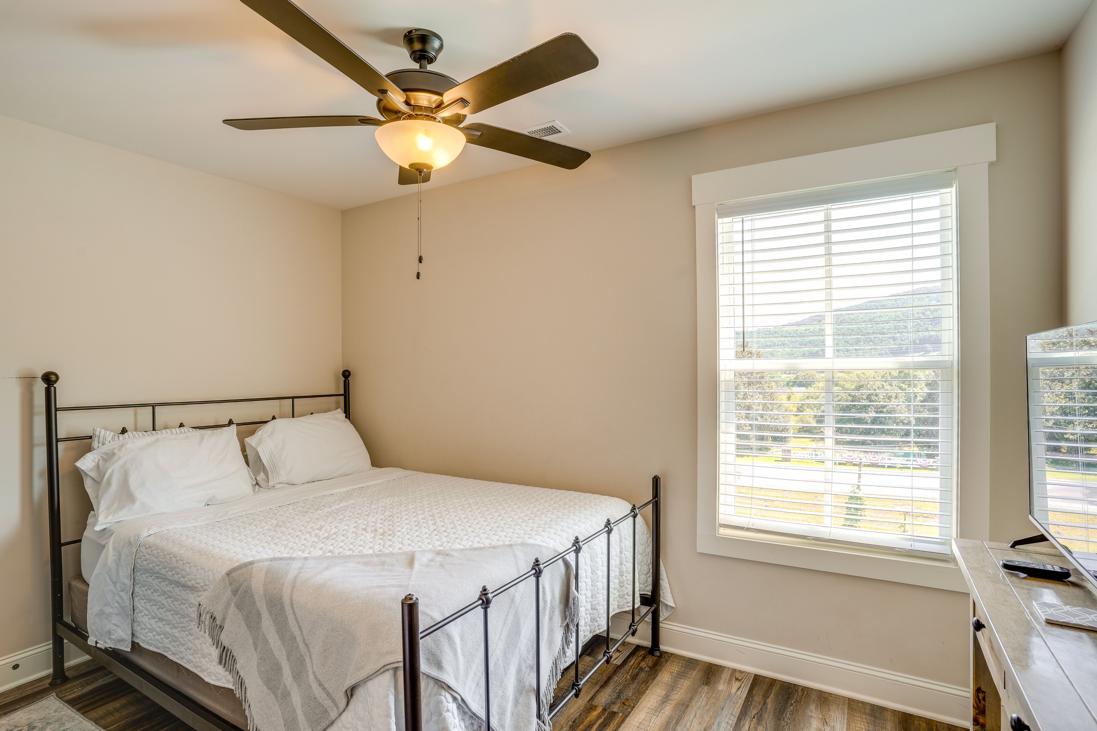 Bedroom 3 | Queen Bed