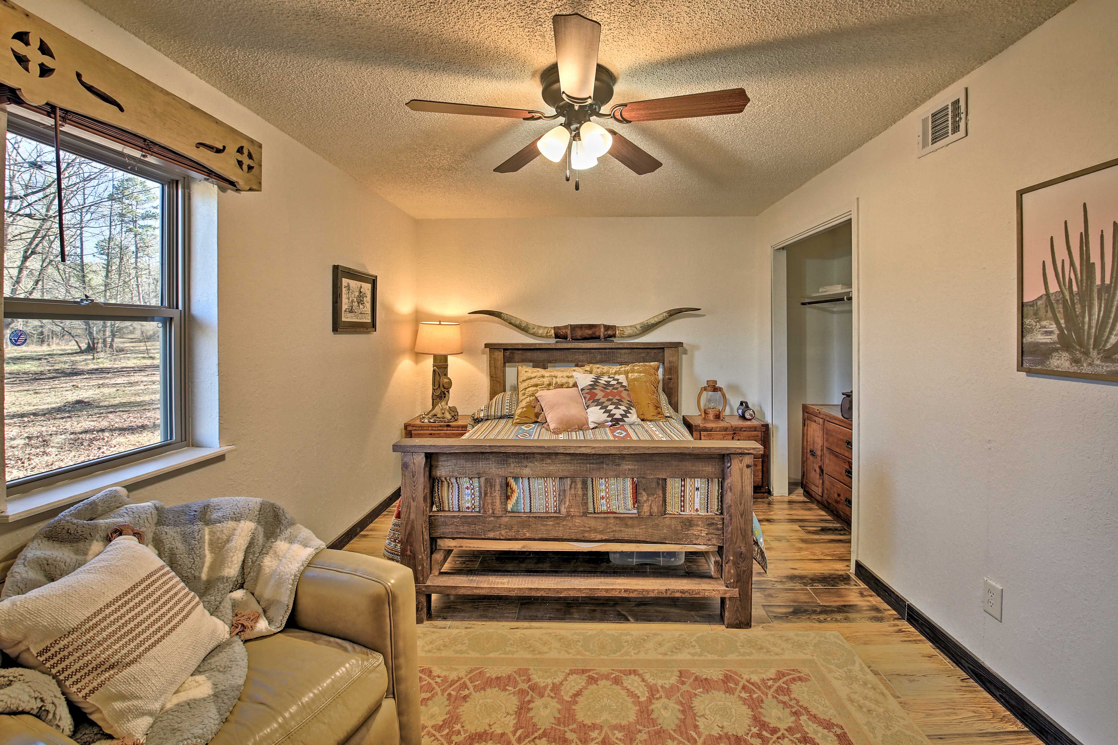 Bedroom 1 | Queen Bed