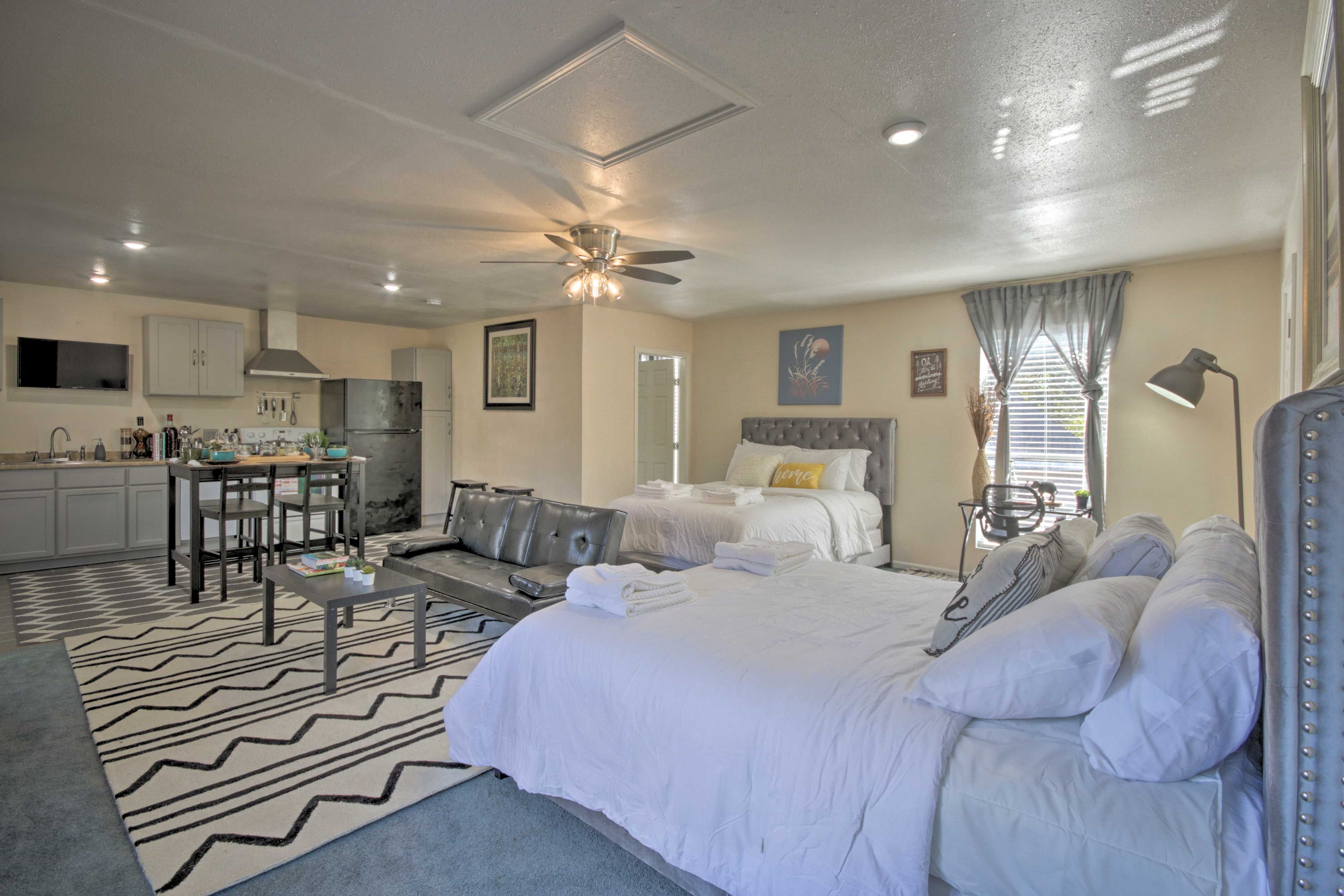Studio | 2 Queen Beds