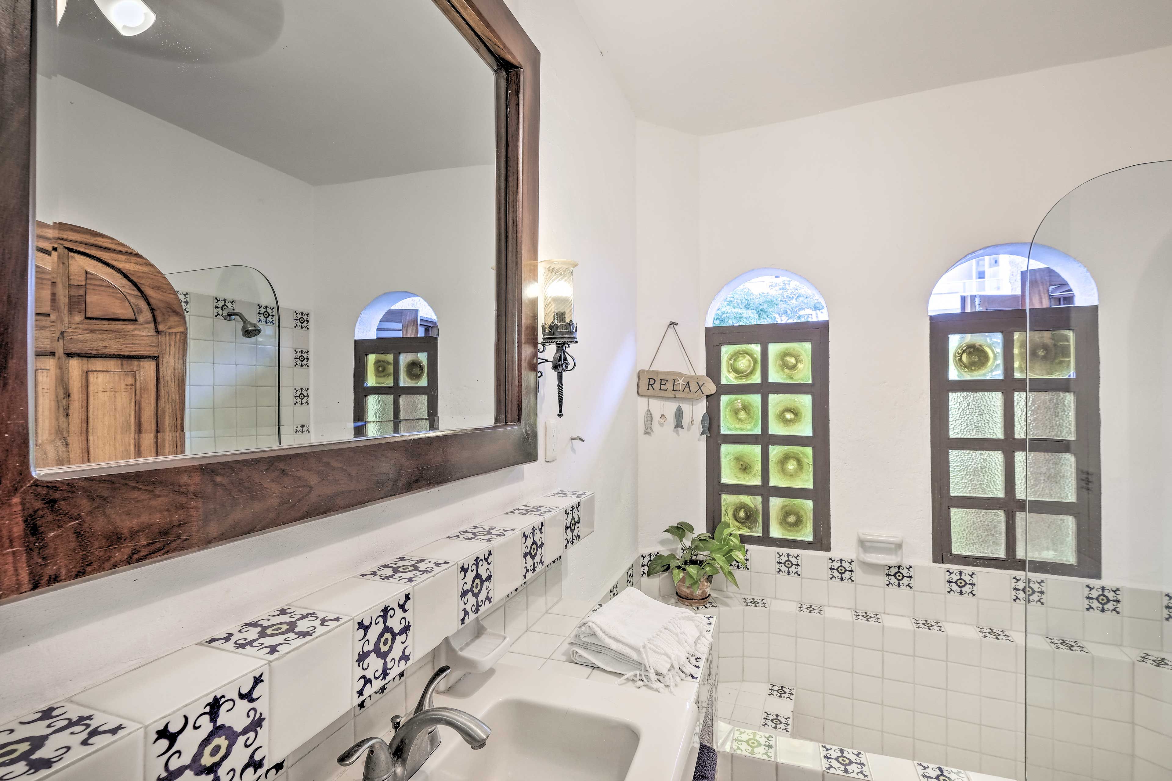 Full Bathroom | Towels Provided