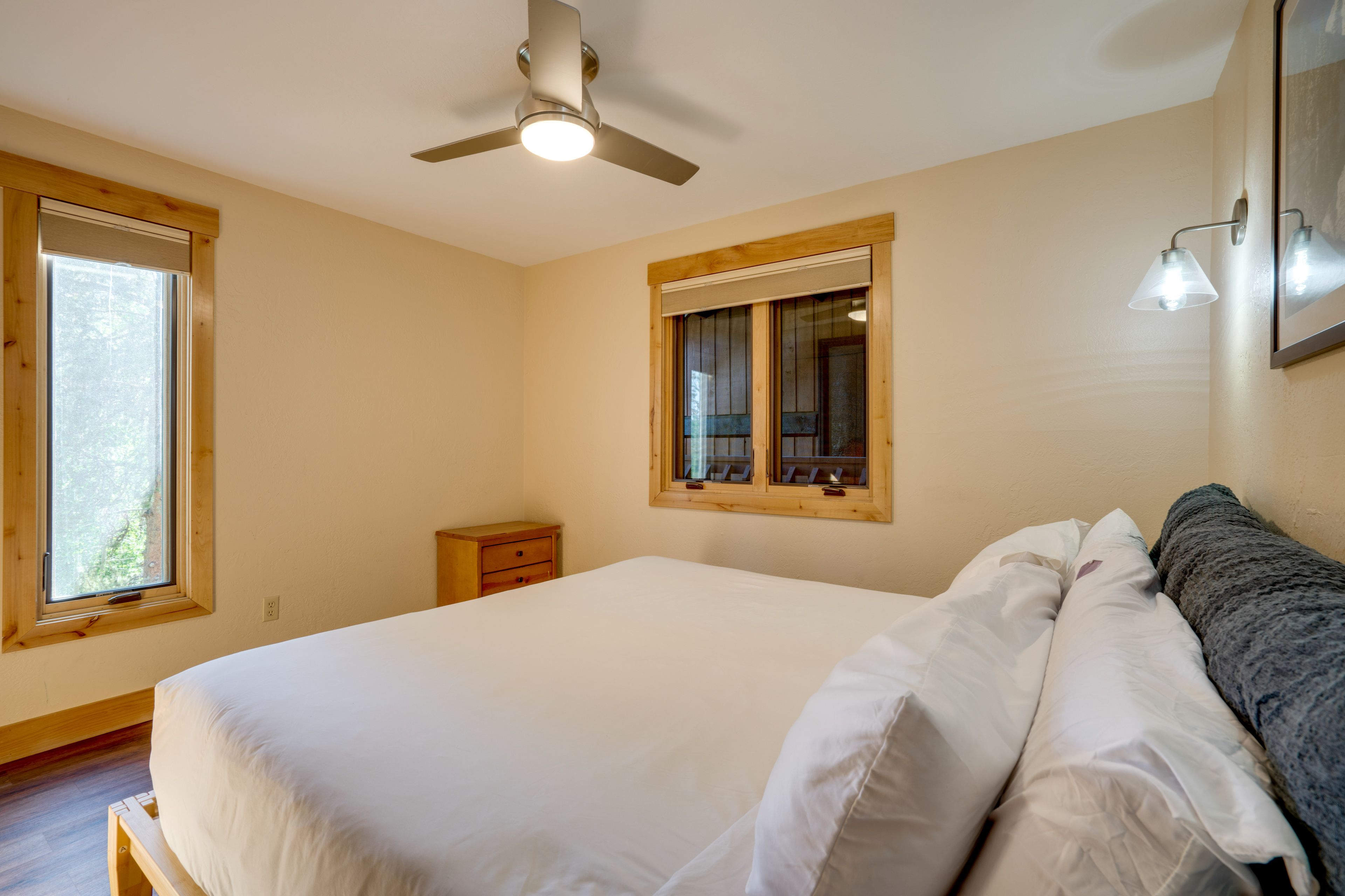 Bedroom | King Bed | Tempur-Pedic Mattress