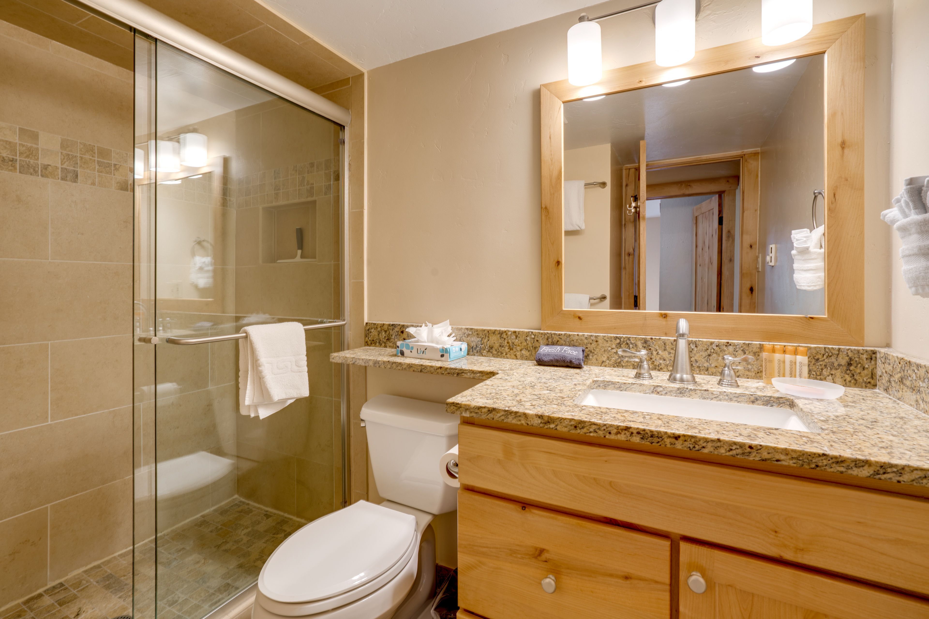 Full Bathroom | Towels Provided