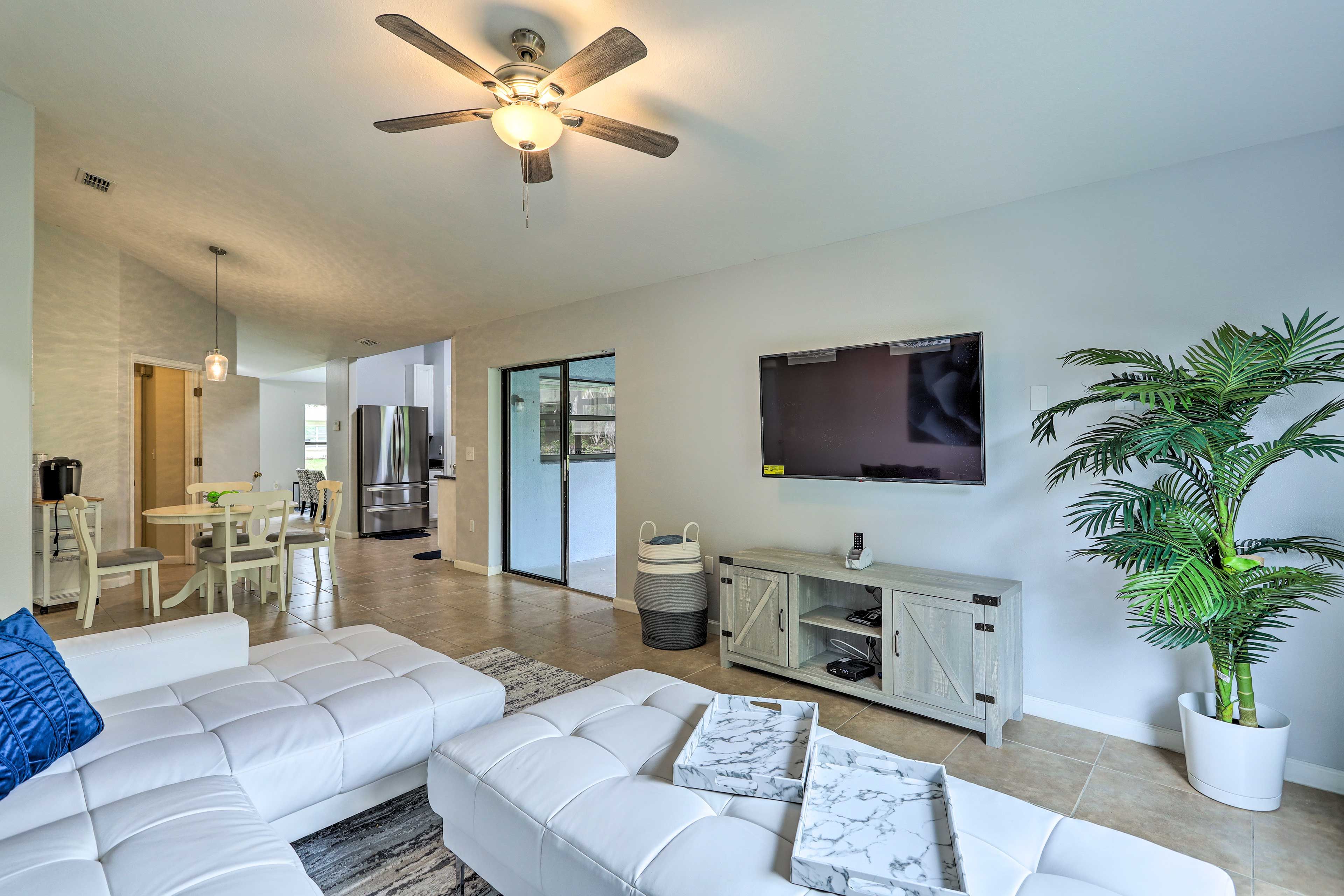 Family Room | Smart TV w/ Cable
