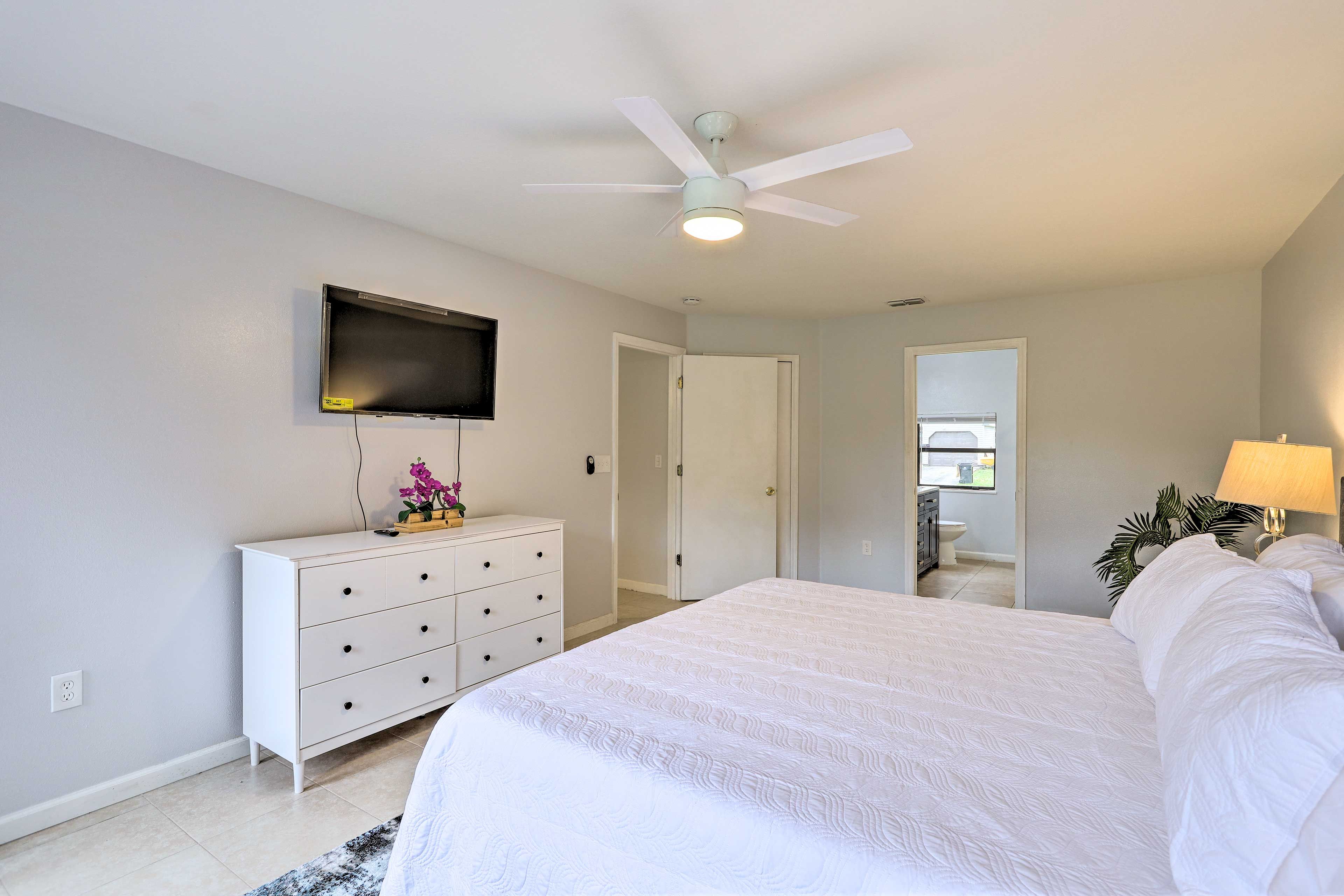 Bedroom 1 | Smart TV w/ Cable