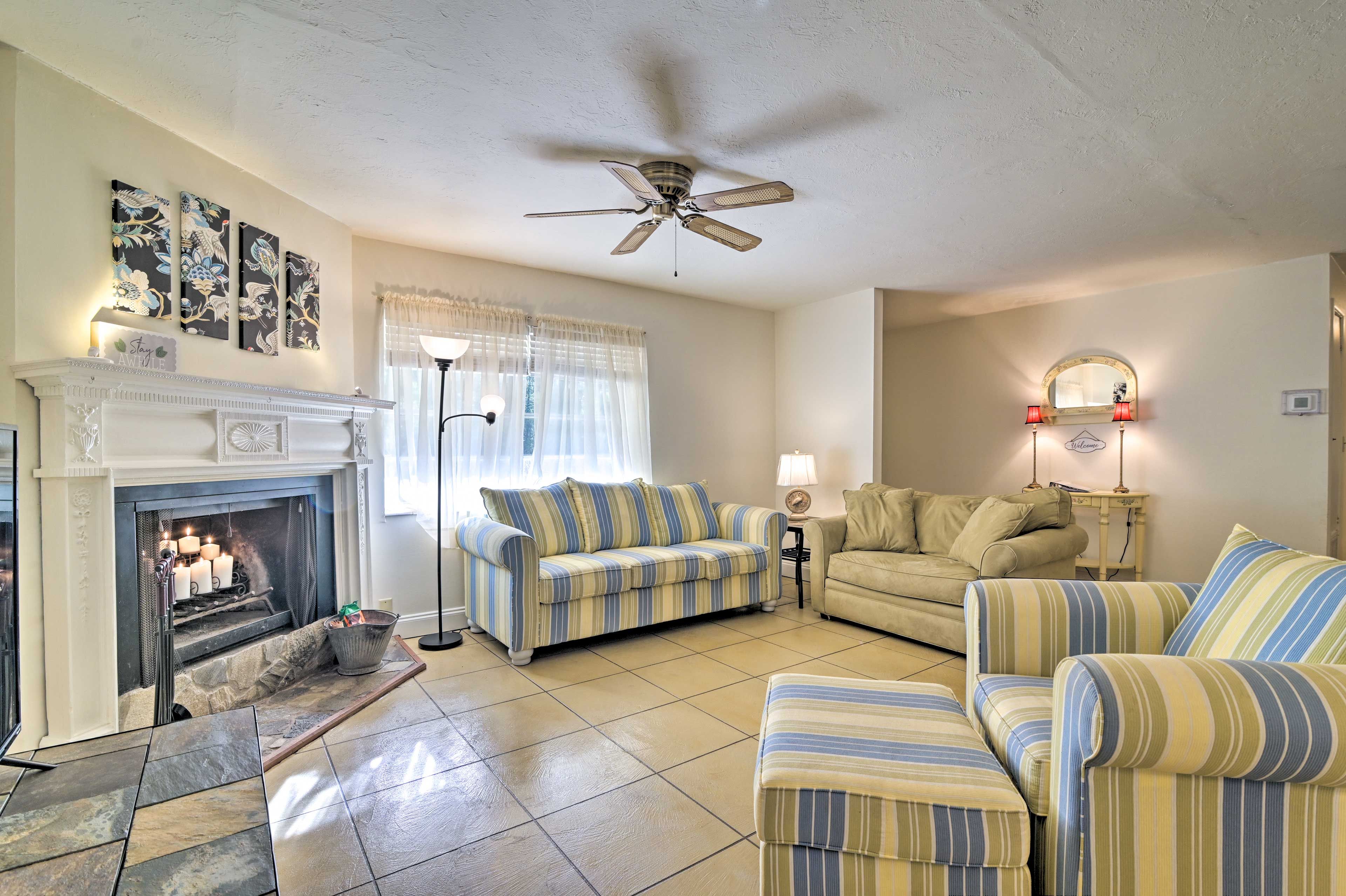 Living Room | Free WiFi | Open Layout