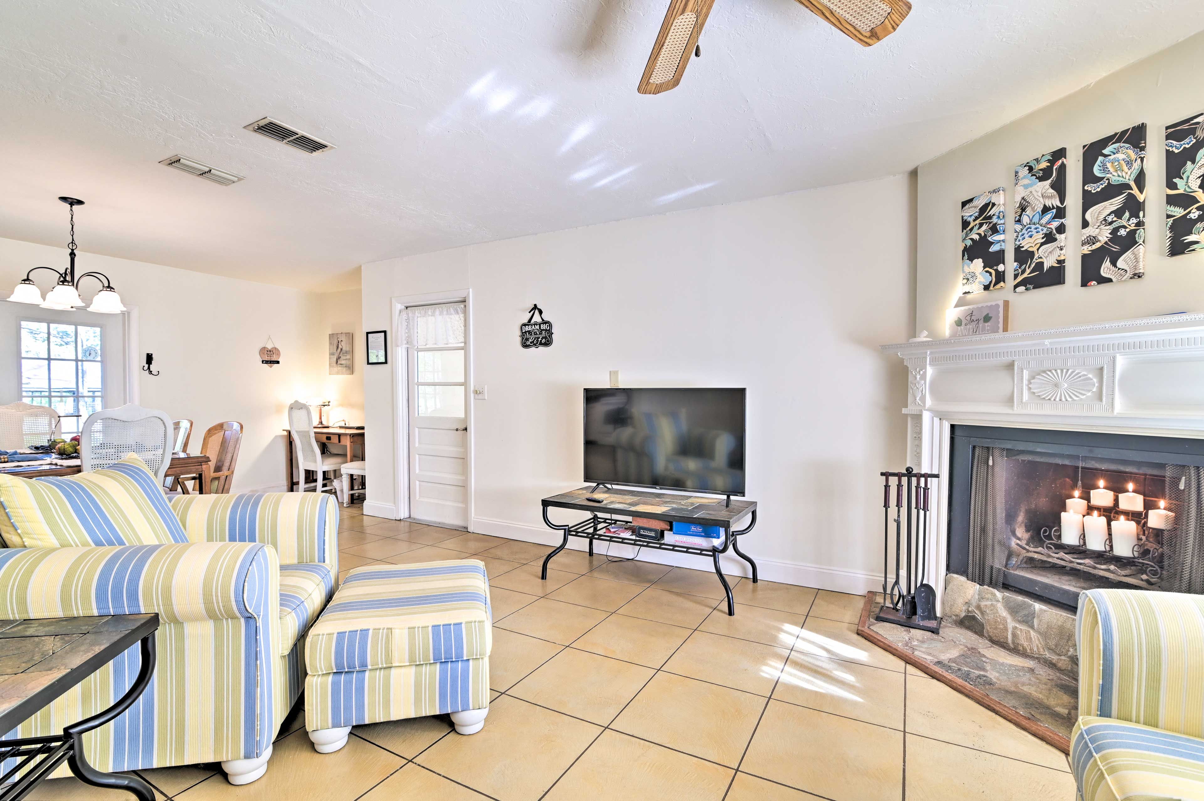 Living Room | Smart TV | Decorative Fireplace