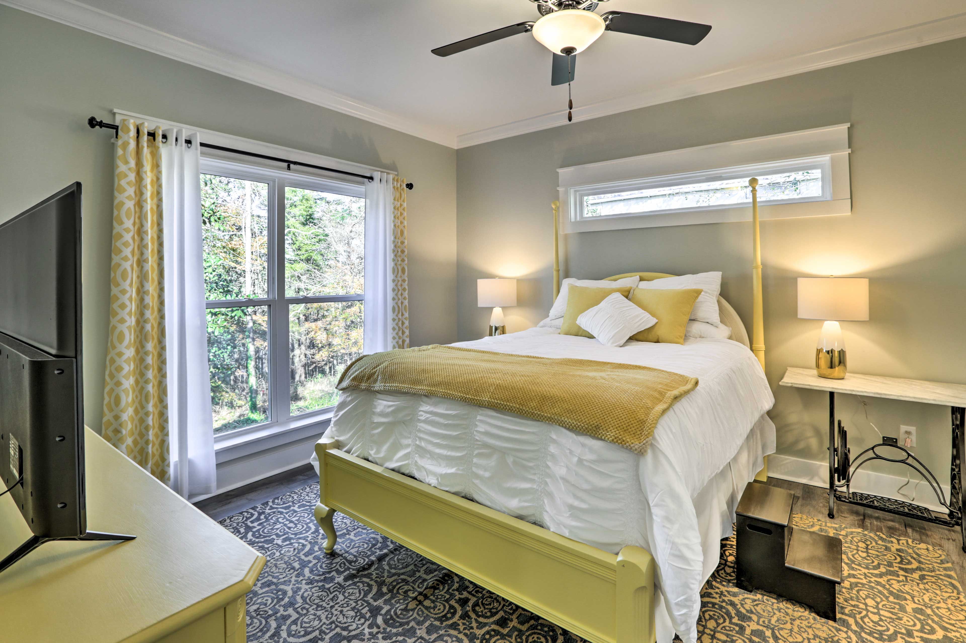 Bedroom 1 | Queen Bed | Linens Provided | Step-Free Access