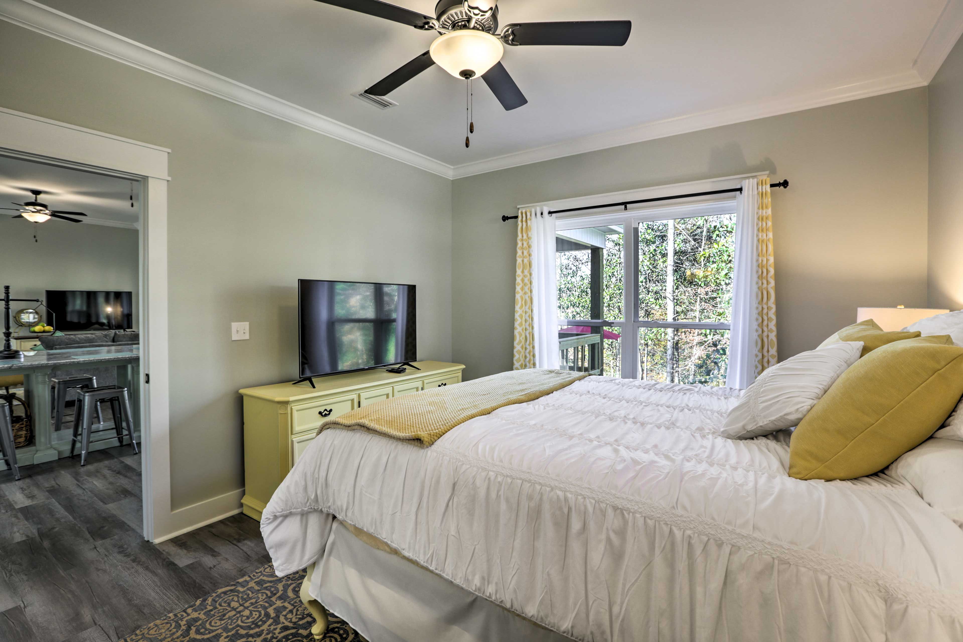 Bedroom 1 | Smart TV