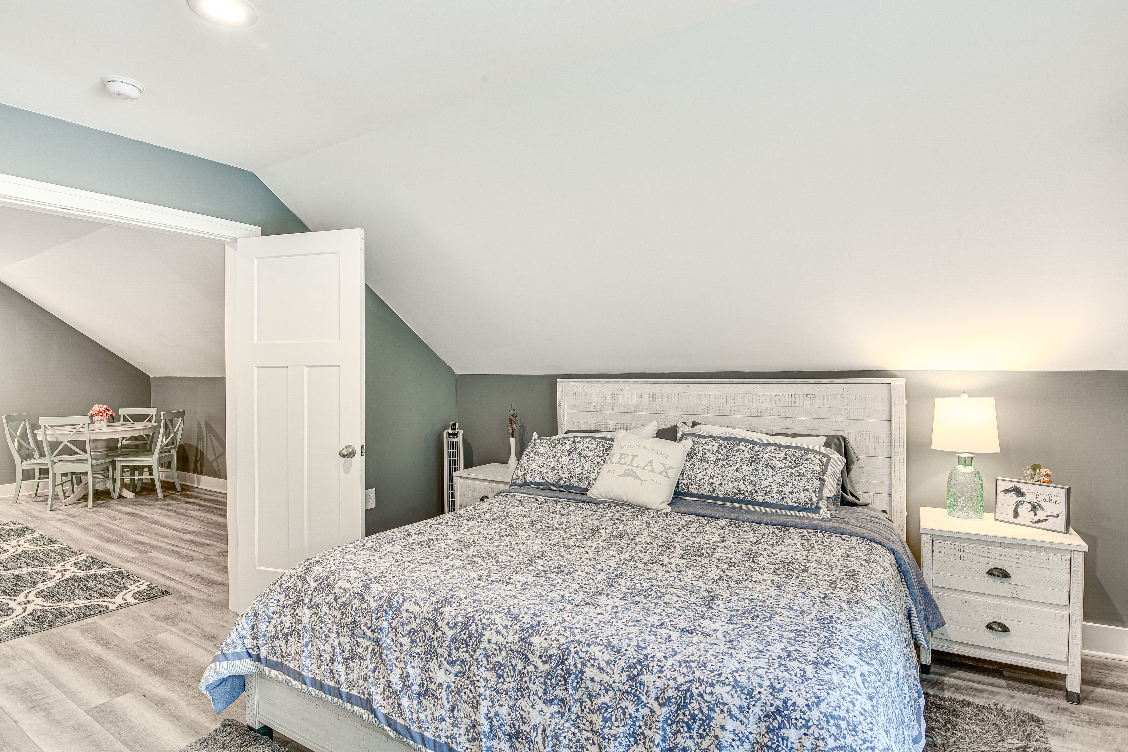 Bedroom | King Bed | Linens Provided