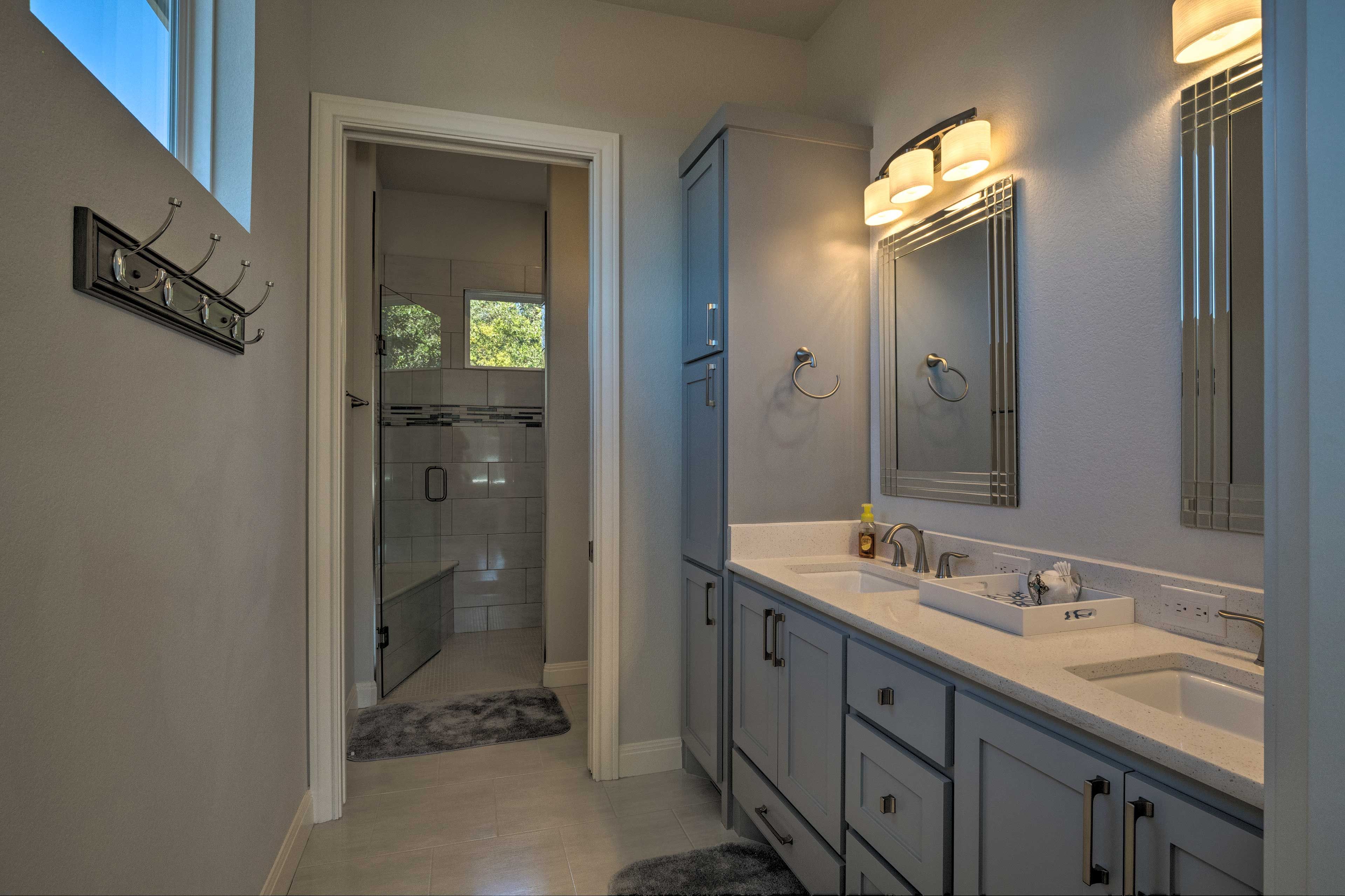 Full Bathroom | Towels Provided